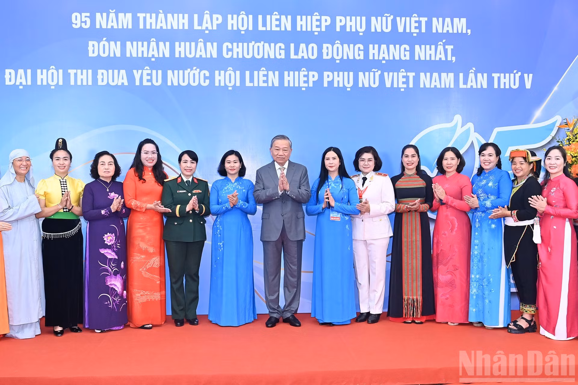 苏林总书记和各位代表合影。