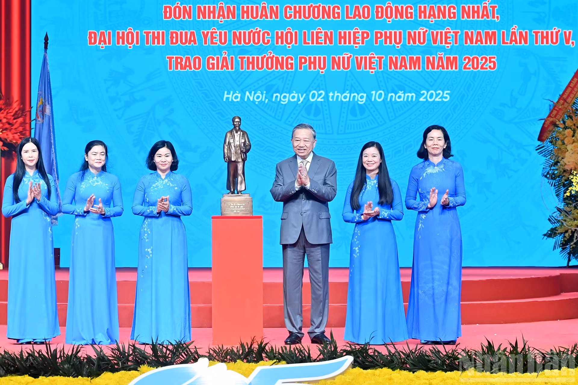 苏林总书记向越南妇女联合会赠送胡志明主席塑像。