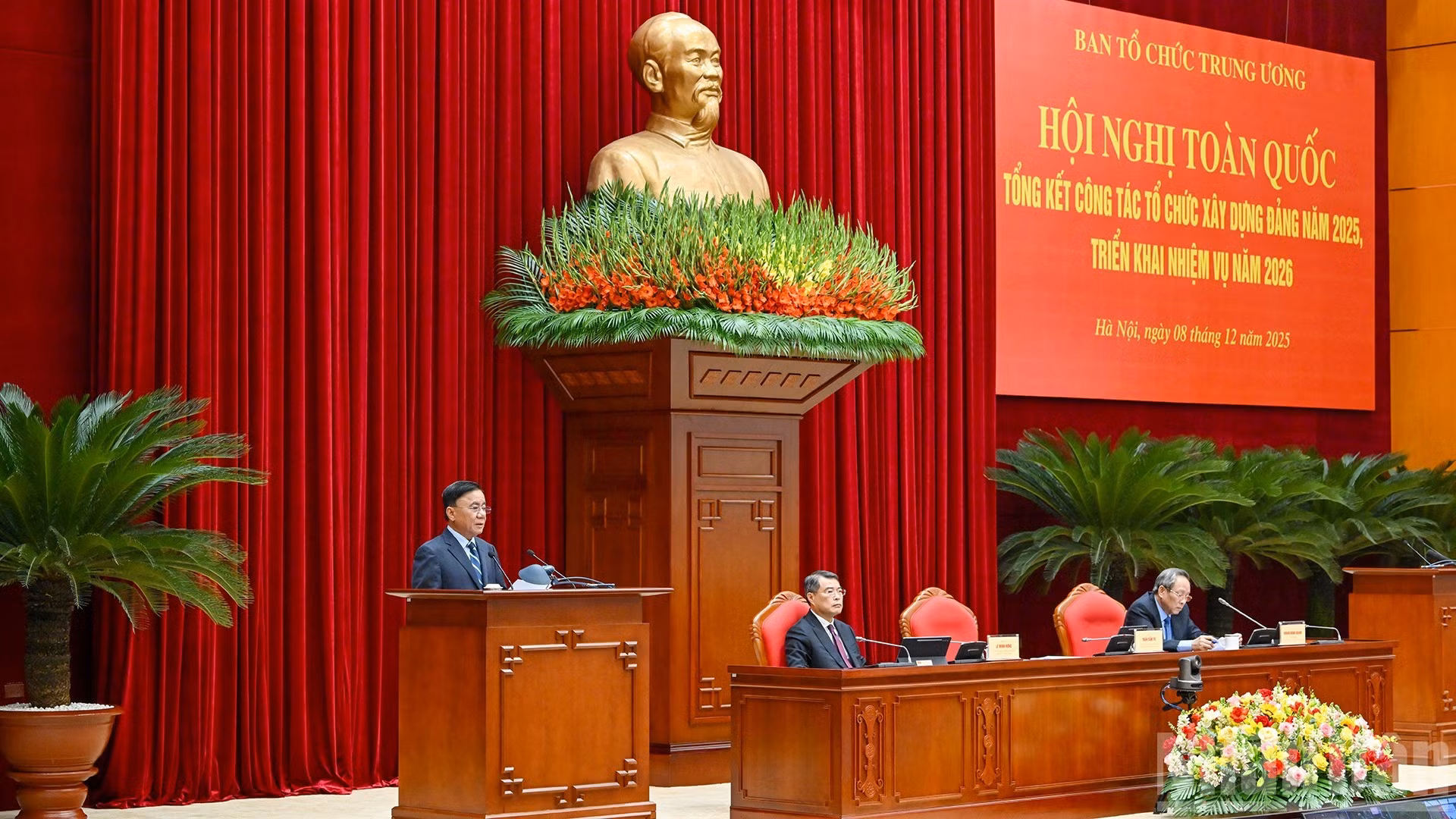越共中央政治局委员、中央书记处常务书记陈锦秀发表指导性讲话。