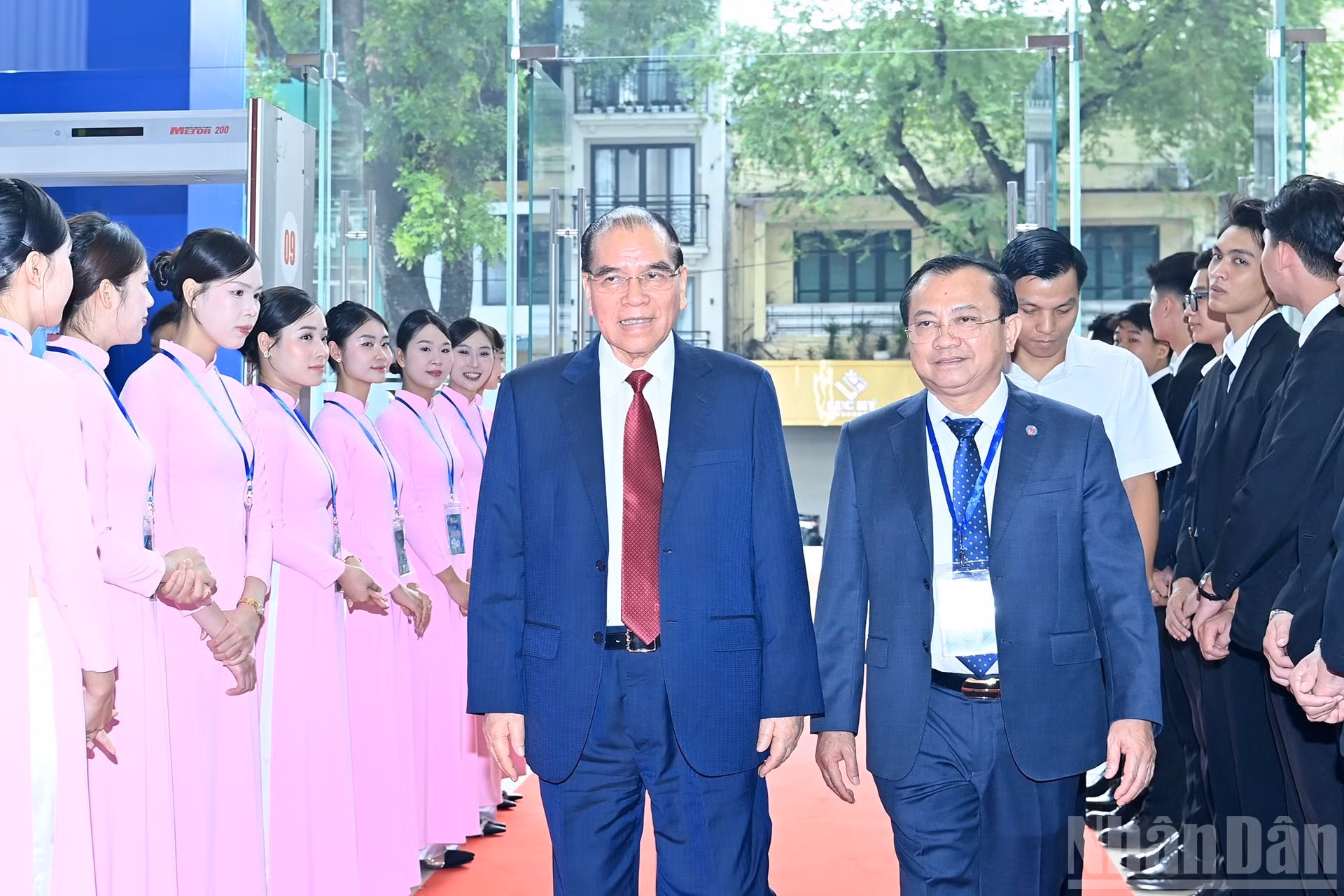 原越共中央总书记农德孟出席仪式。