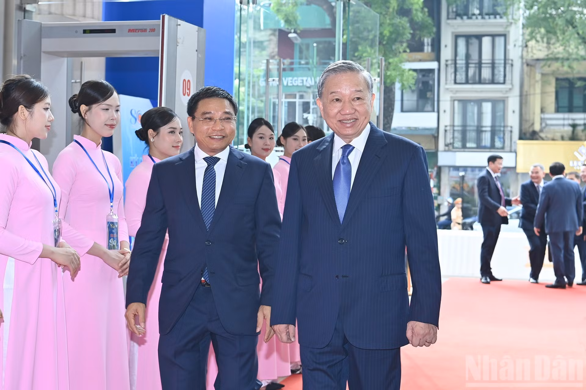 苏林总书记出席仪式。