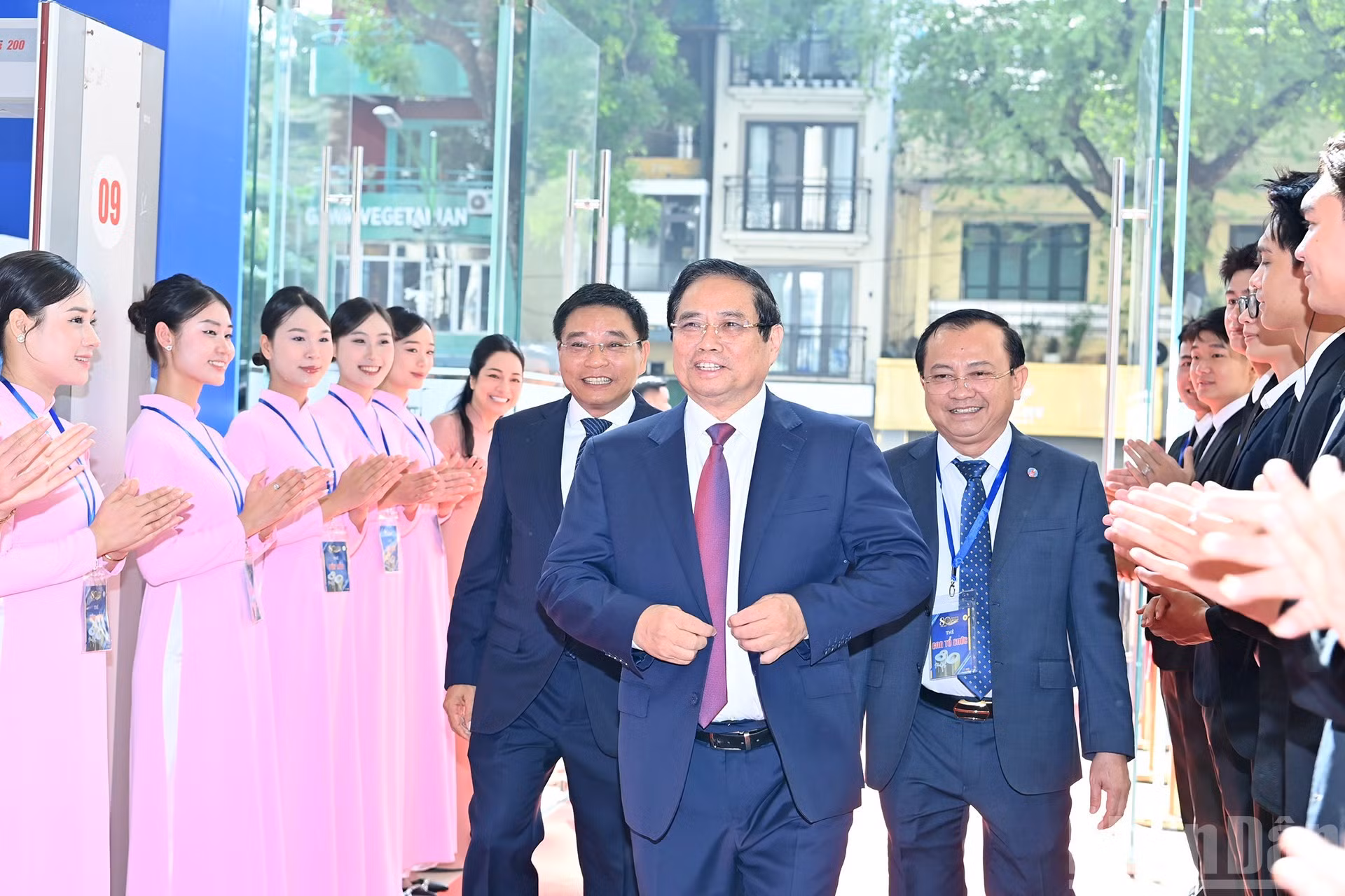 越南政府总理范明正出席仪式。