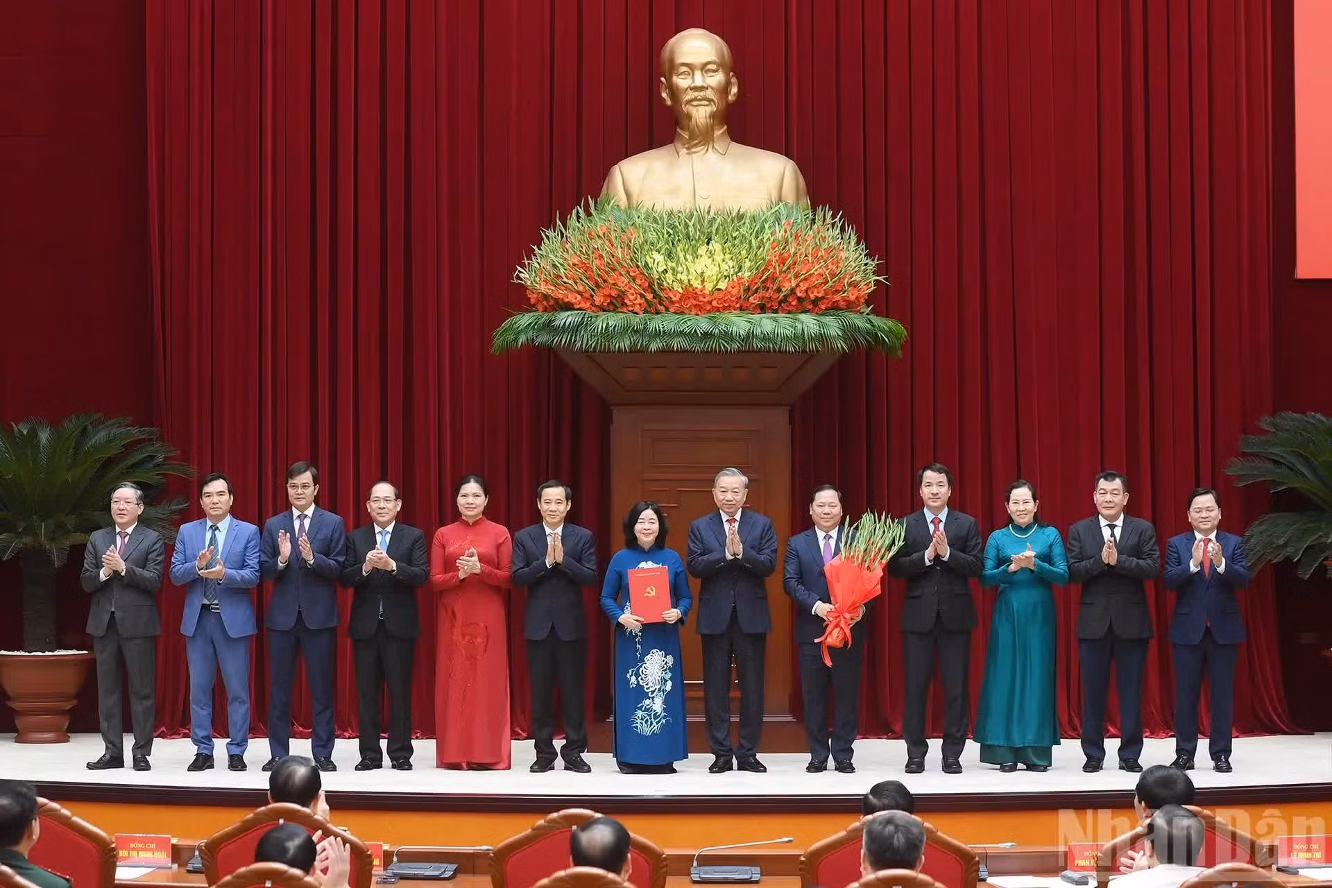 苏林总书记、国家主席向各位代表授予指定2025-2030年任期祖国阵线、中央各团体党委、常委会、书记、副书记的人事安排决定书。