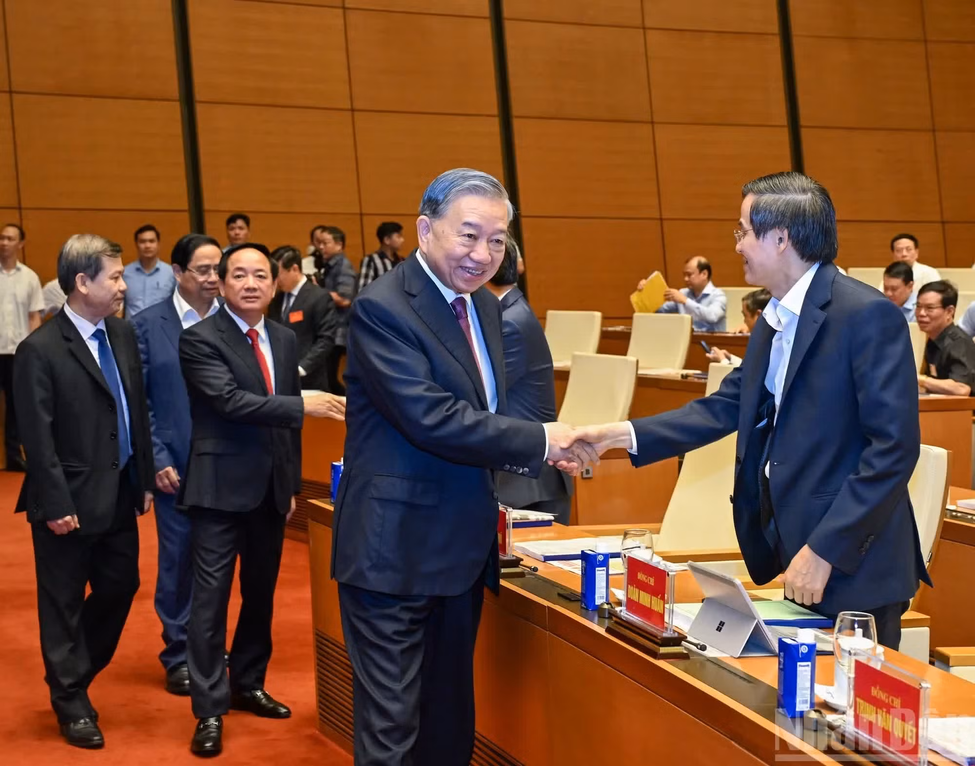 越共中央总书记、越南国家主席苏林和各位代表。