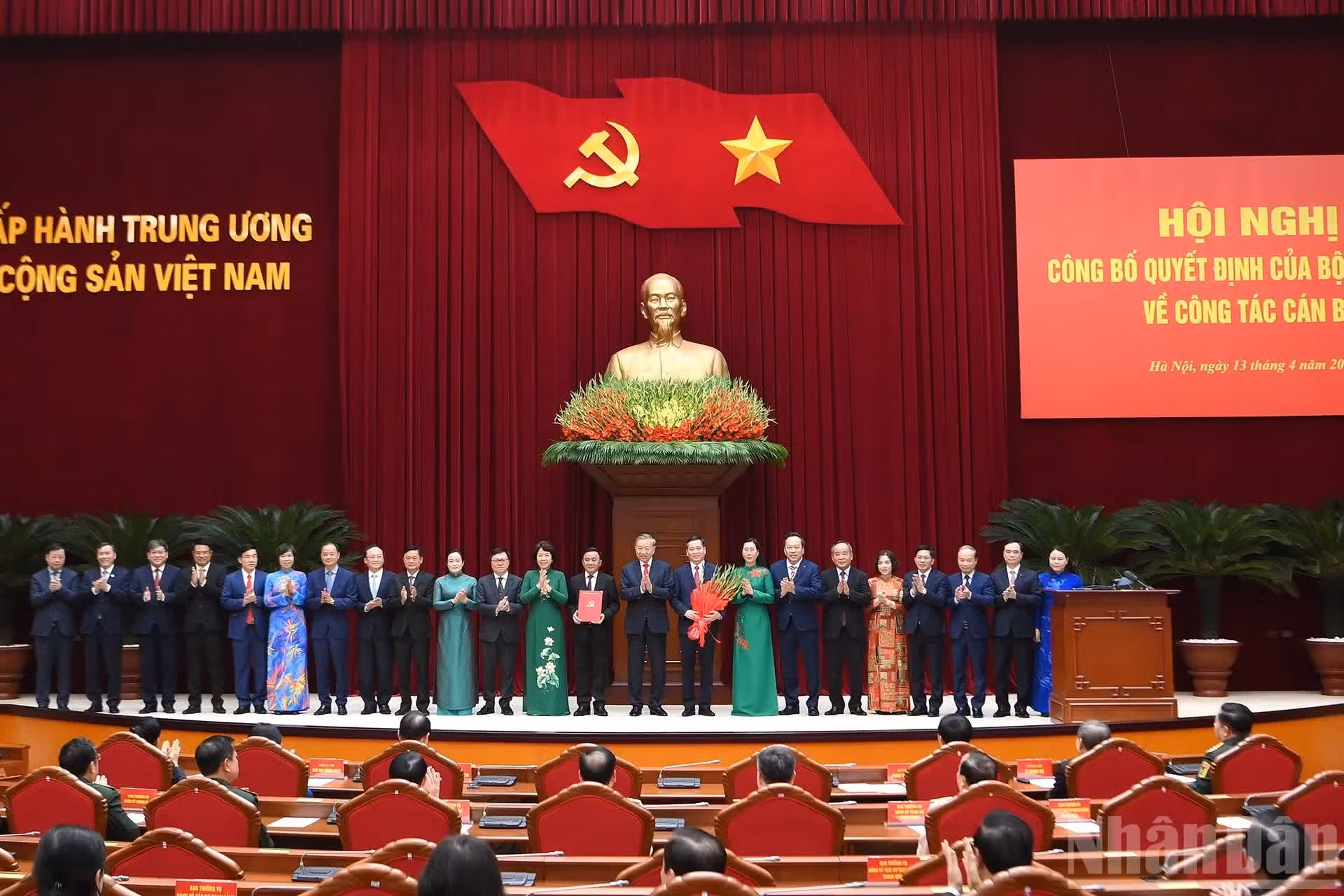苏林总书记、国家主席向各位代表授予指定2025-2030年任期中央党机关党委、常委会、书记、副书记的人事安排决定书。