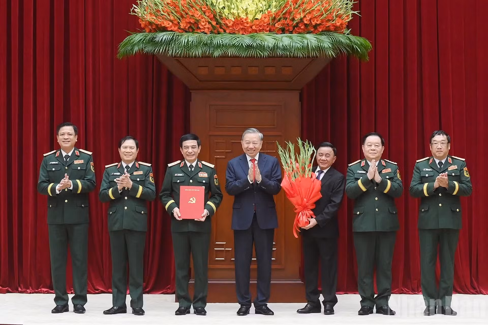 苏林总书记、国家主席向各位代表授予指定2025-2030年任期中央军委，常委会，中央军委书记、副书记的人事安排决定书。
