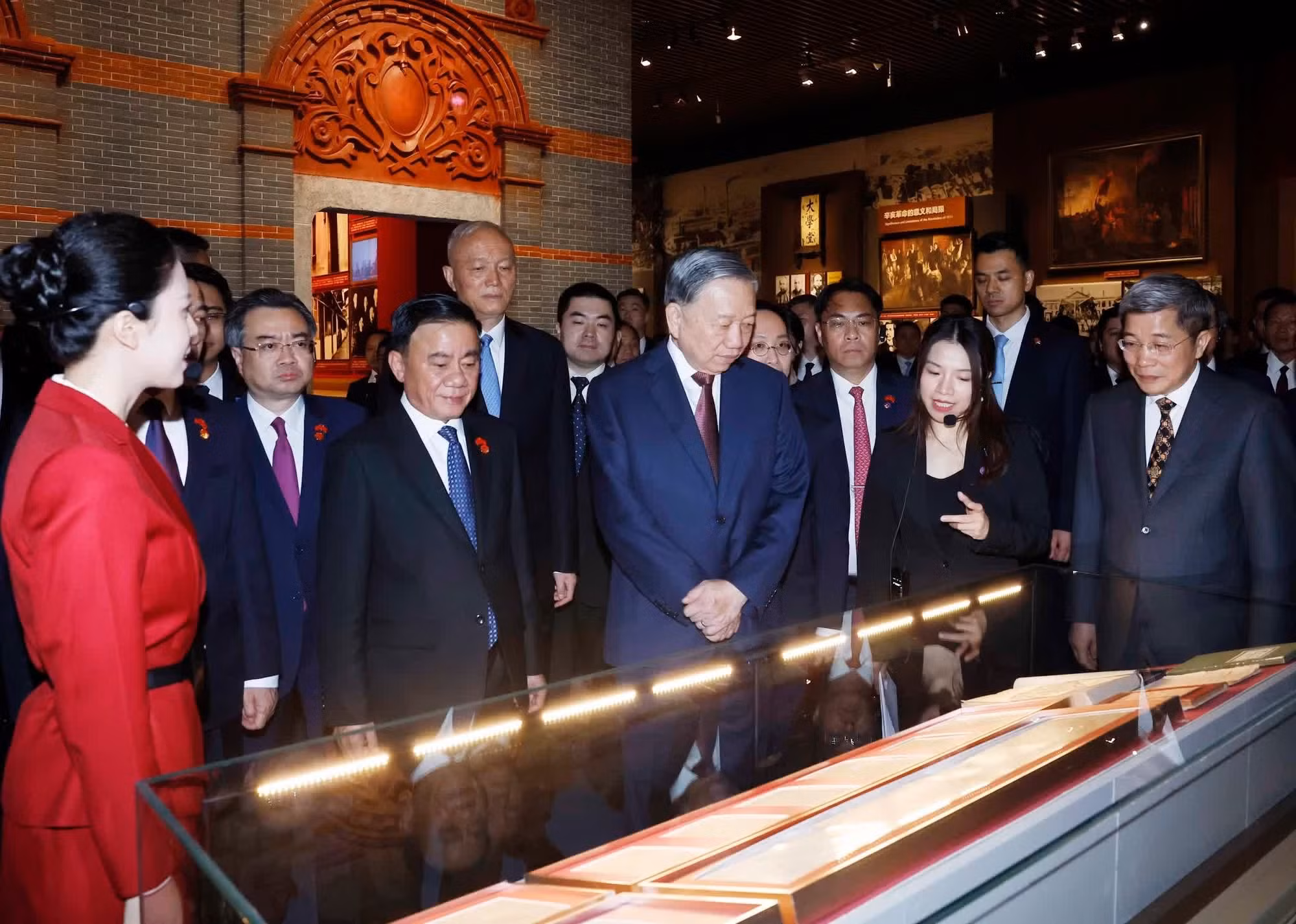 越共中央总书记、越南国家主席苏林和各位代表听取关于中国共产党历史展览馆的信息。