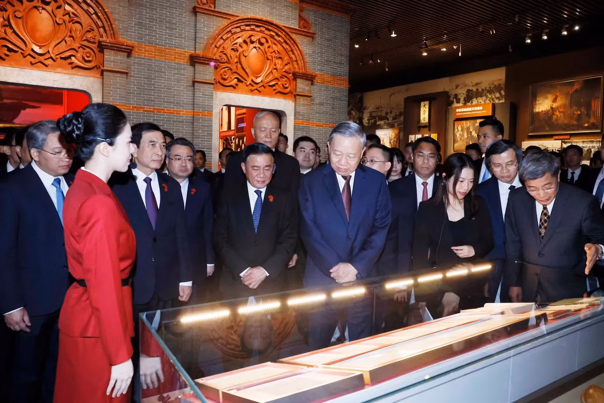 越共中央总书记、越南国家主席苏林和各位代表参观中国共产党历史展览馆。