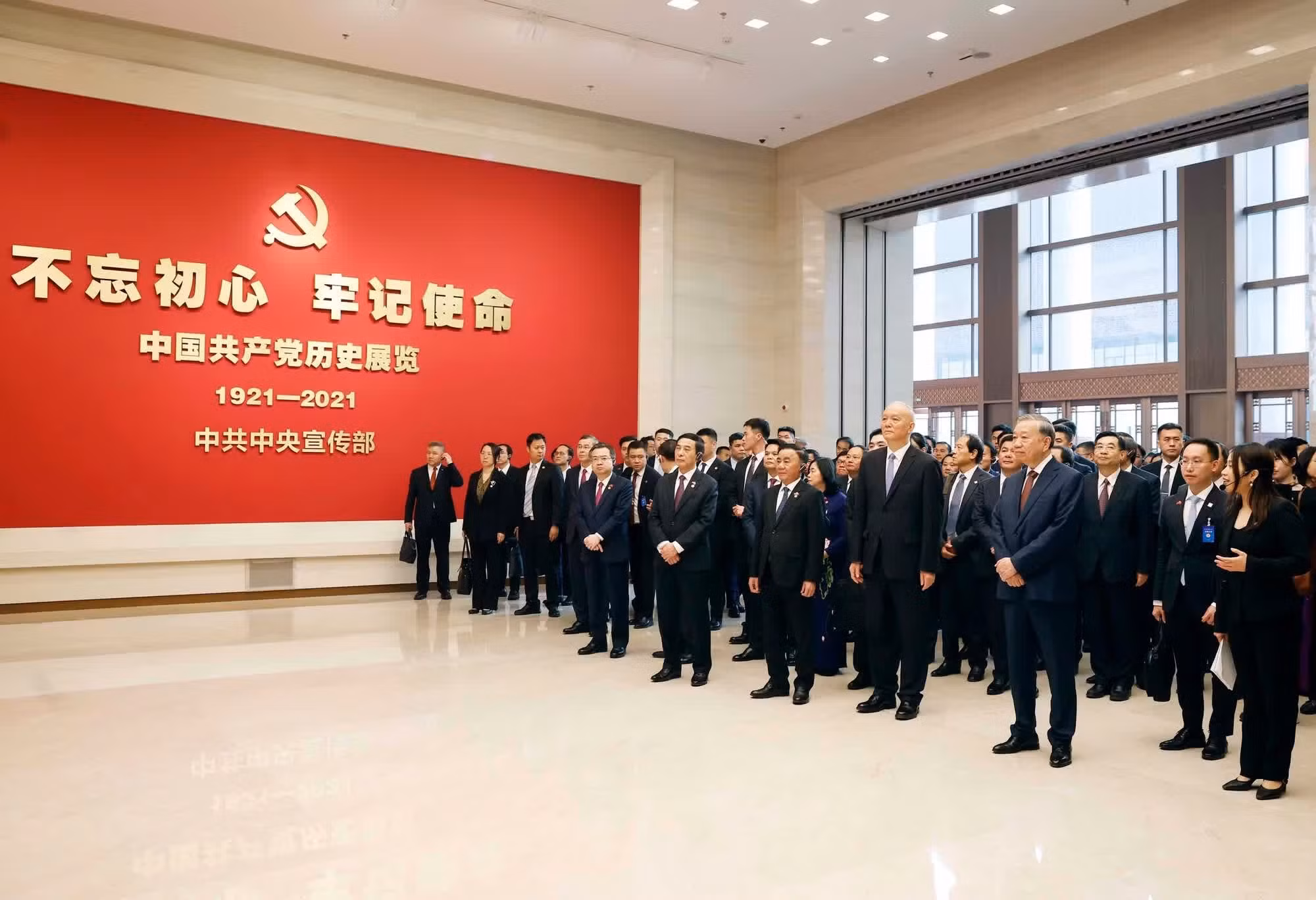 越共中央总书记、越南国家主席苏林和各位代表参观中国共产党历史展览馆。