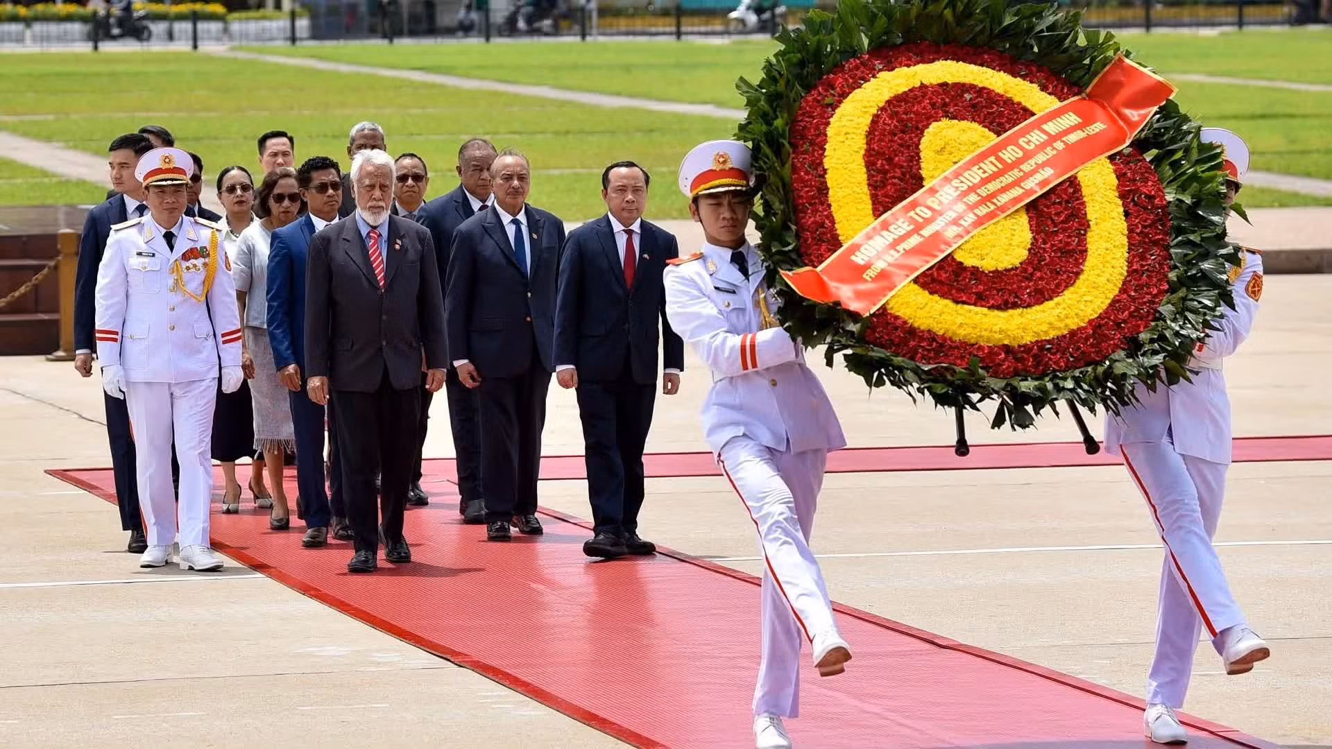 东帝汶总理凯·拉拉·夏纳纳·古斯芒入陵瞻仰胡志明主席遗容。