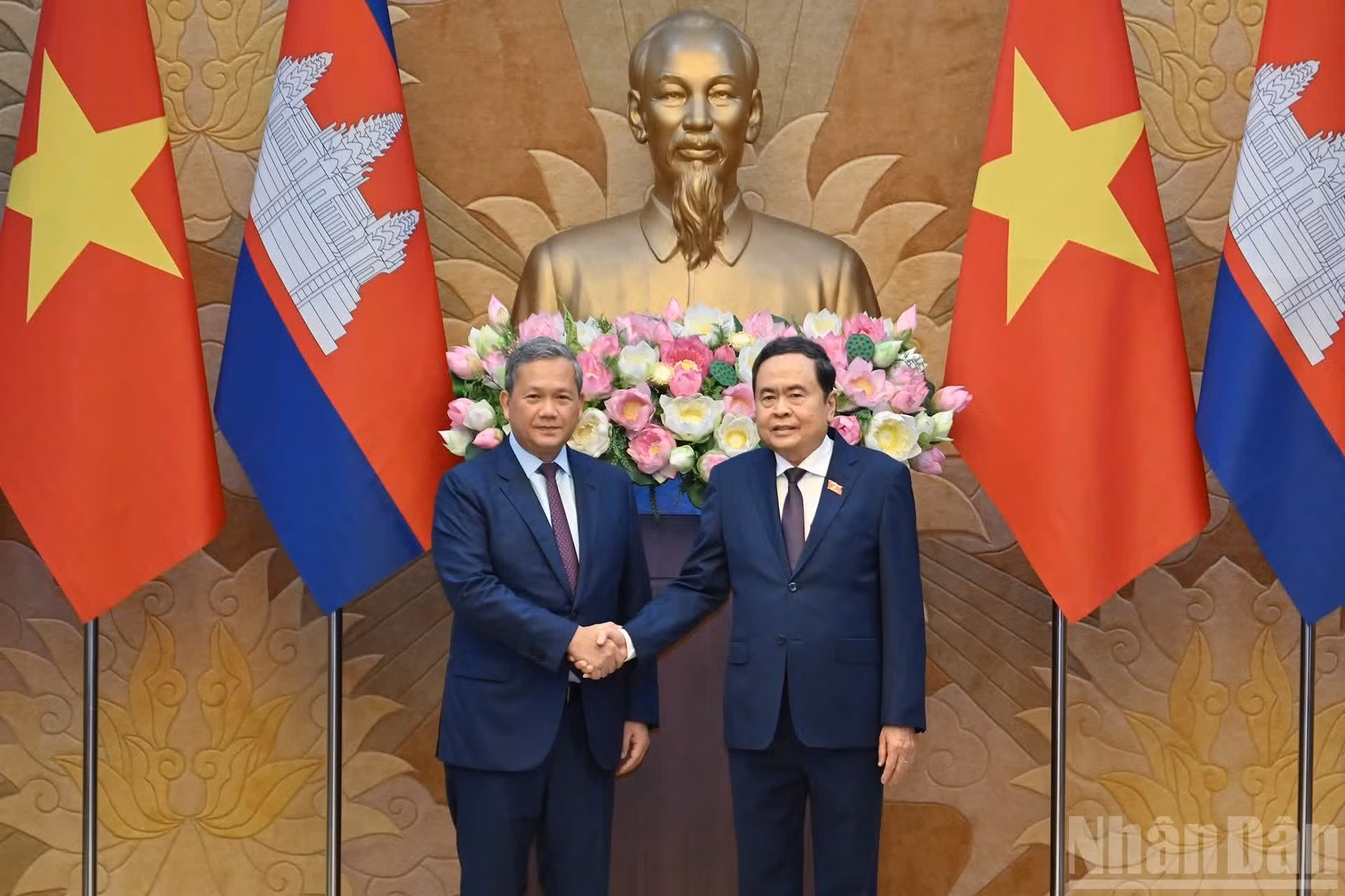 越南国会主席陈青敏和柬埔寨首相洪玛奈。