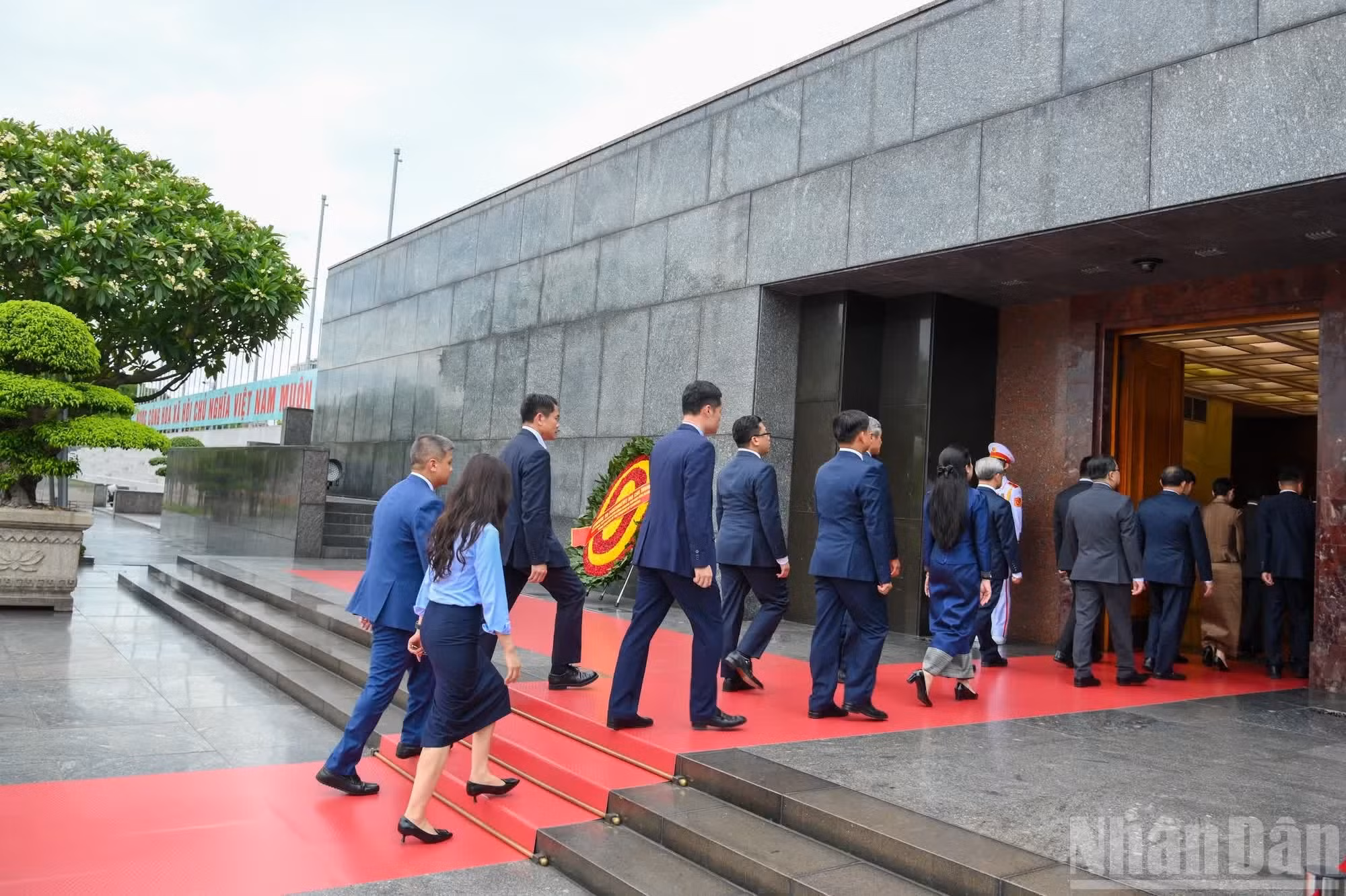 柬埔寨高级代表团缅怀胡志明主席。