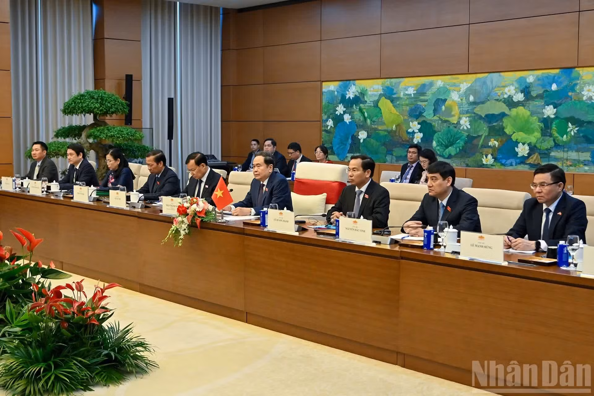 越南国会主席陈青敏和越南代表团。