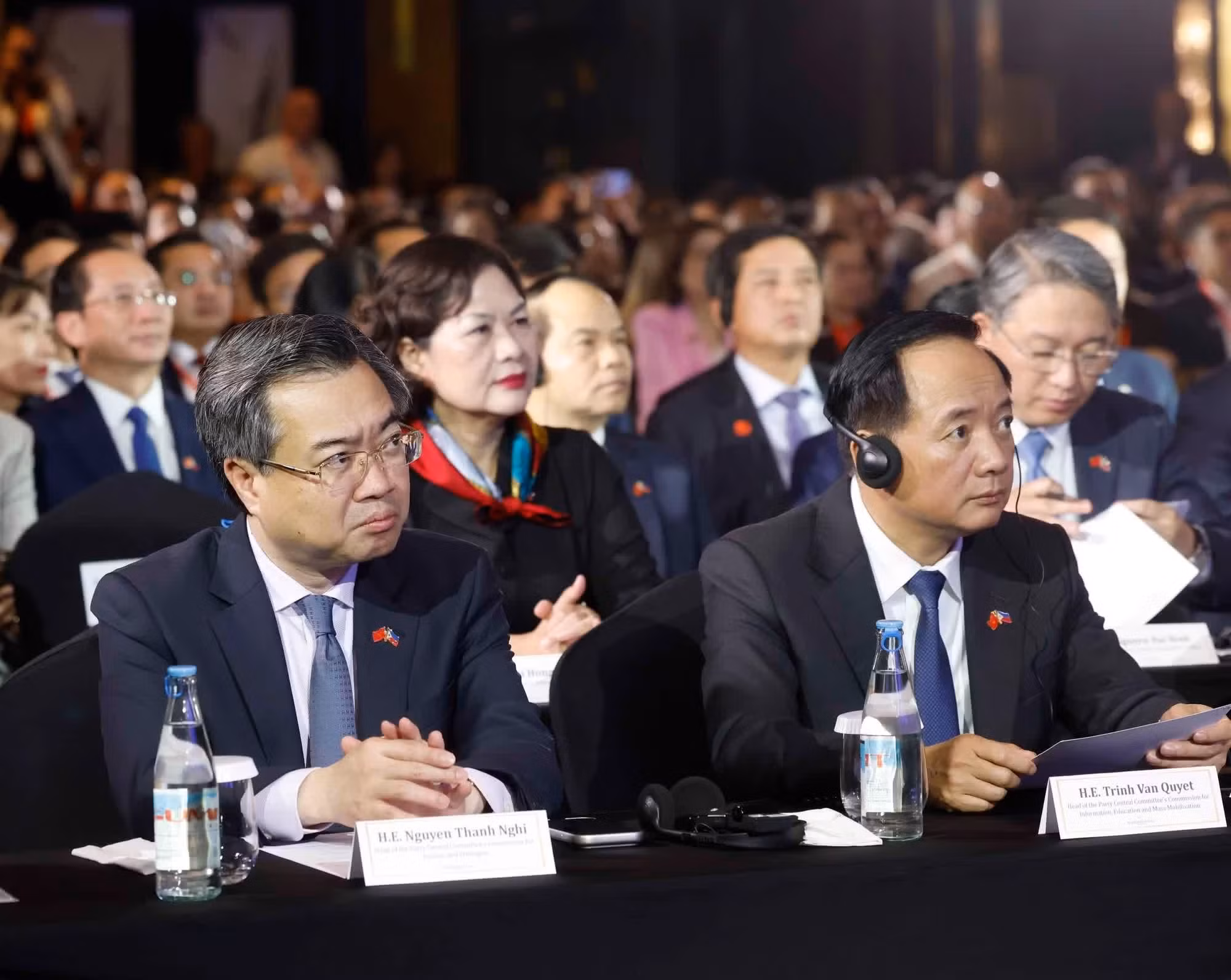 越南高级代表团出席论坛。