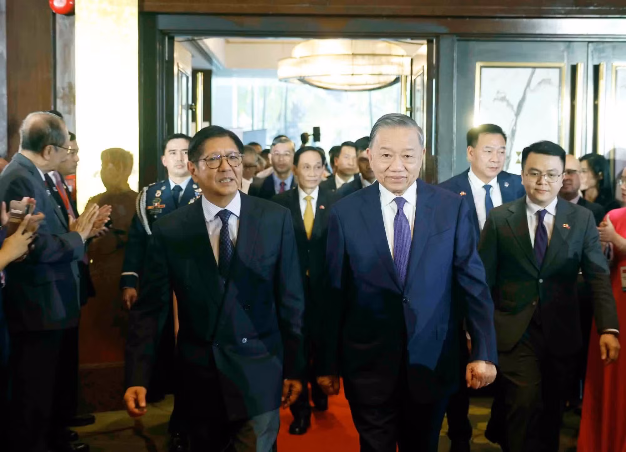 越共中央总书记、国家主席苏林与菲律宾总统费迪南德前来出席越菲企业论坛。