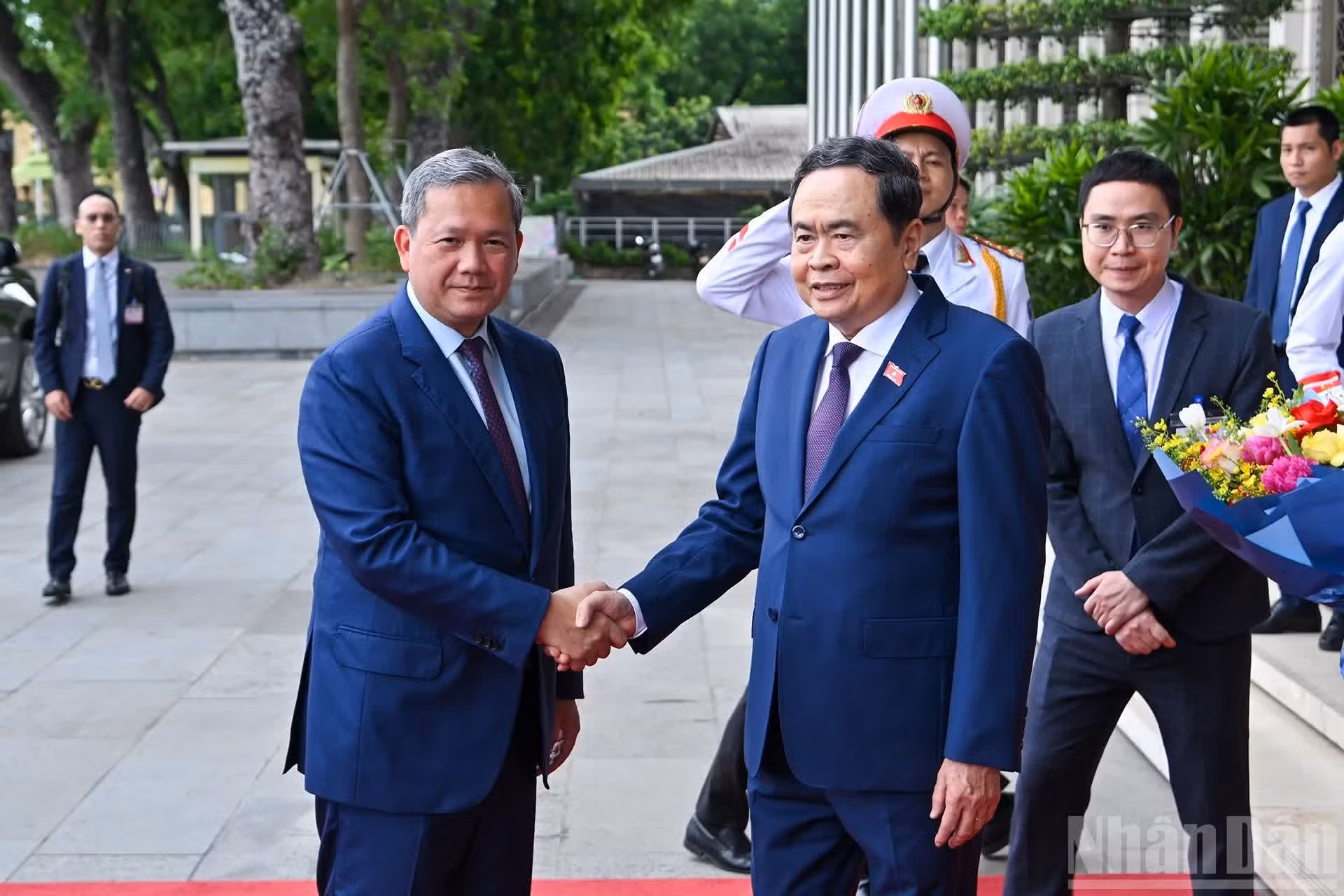 越南国会主席陈青敏欢迎柬埔寨首相洪玛奈。