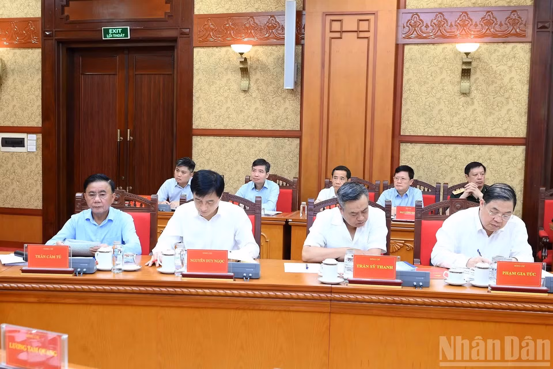 越共中央书记处常务书记陈锦绣和各位代表出席会议。