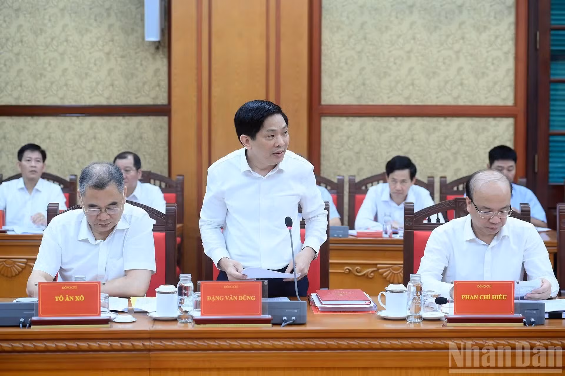 越共中央委员、中央内政部副部长邓文勇发表讲话。