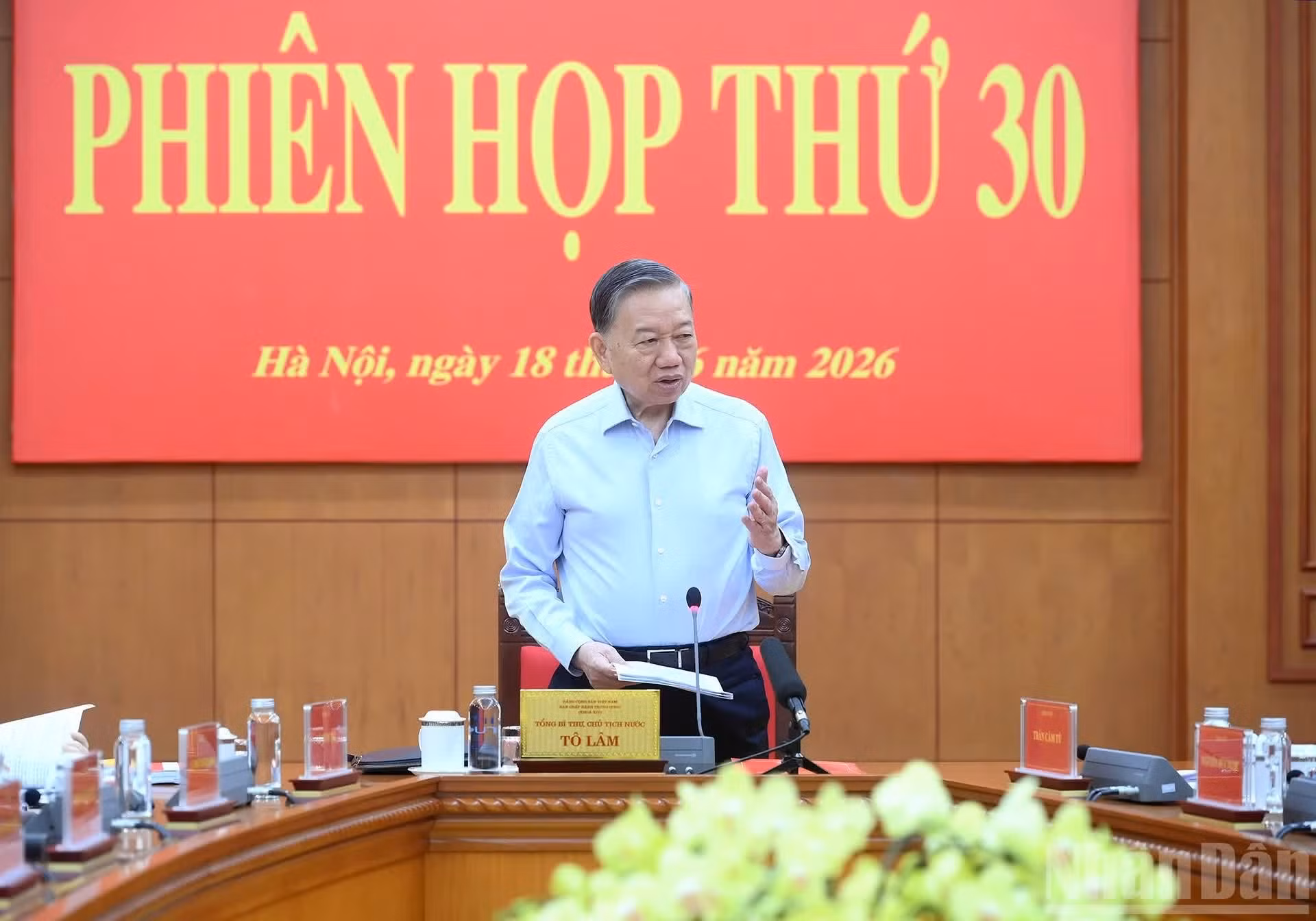 苏林总书记、国家主席主持会议。