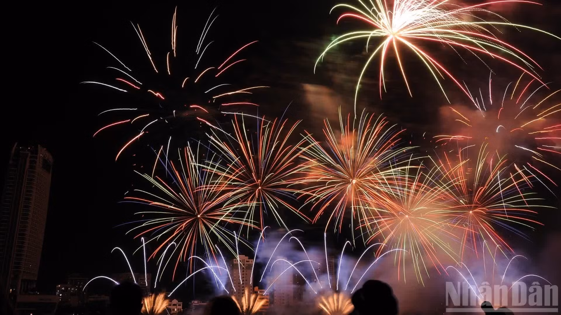 6月13日晚，2026年岘港国际烟花节第三场比赛为观众带来精彩表演。