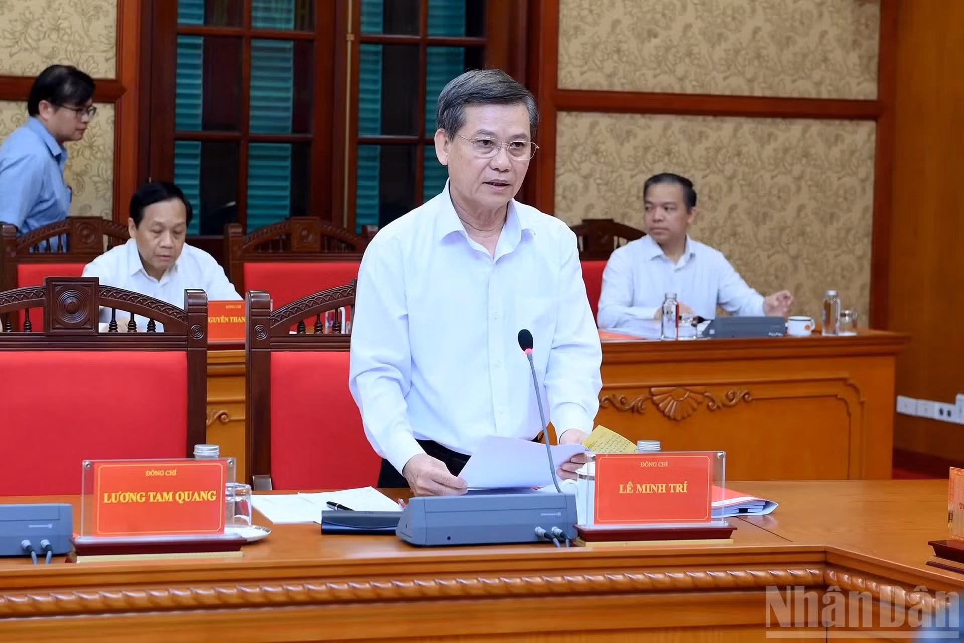 越共中央政治局委员、中央书记处书记、中央内政部长黎明智发表讲话。