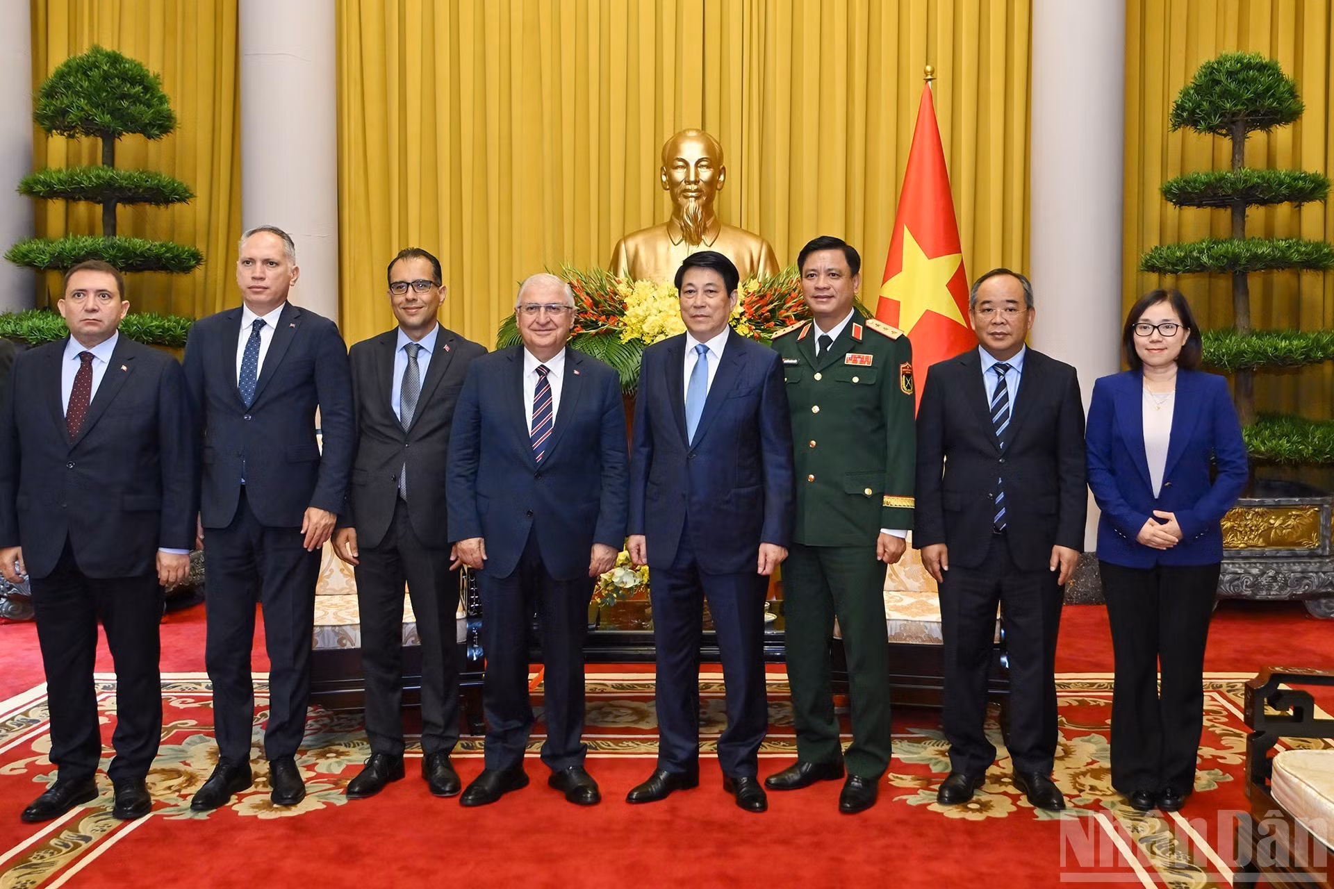 越南国家主席梁强和土耳其国防部部长亚萨尔·居莱尔，以及双方代表合影。