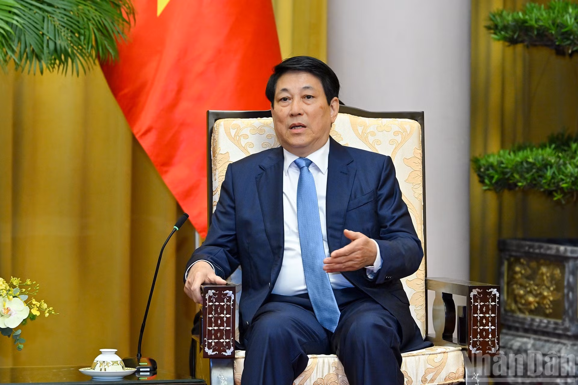 越南国家主席梁强发表讲话。