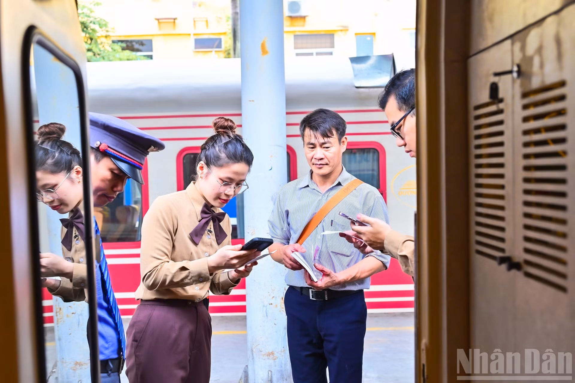 乘客可以使用电子车票或身份证、护照等有效证件，通过扫描二维码来完成进站和检票手续。