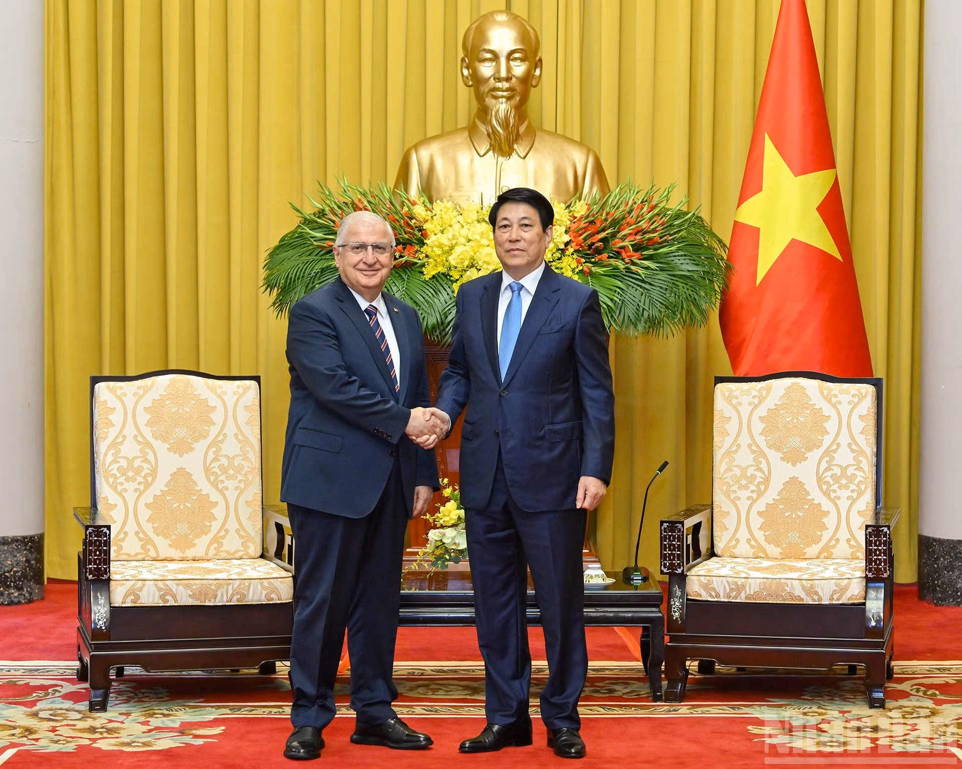 越南国家主席梁强会见土耳其国防部部长亚萨尔·居莱尔。