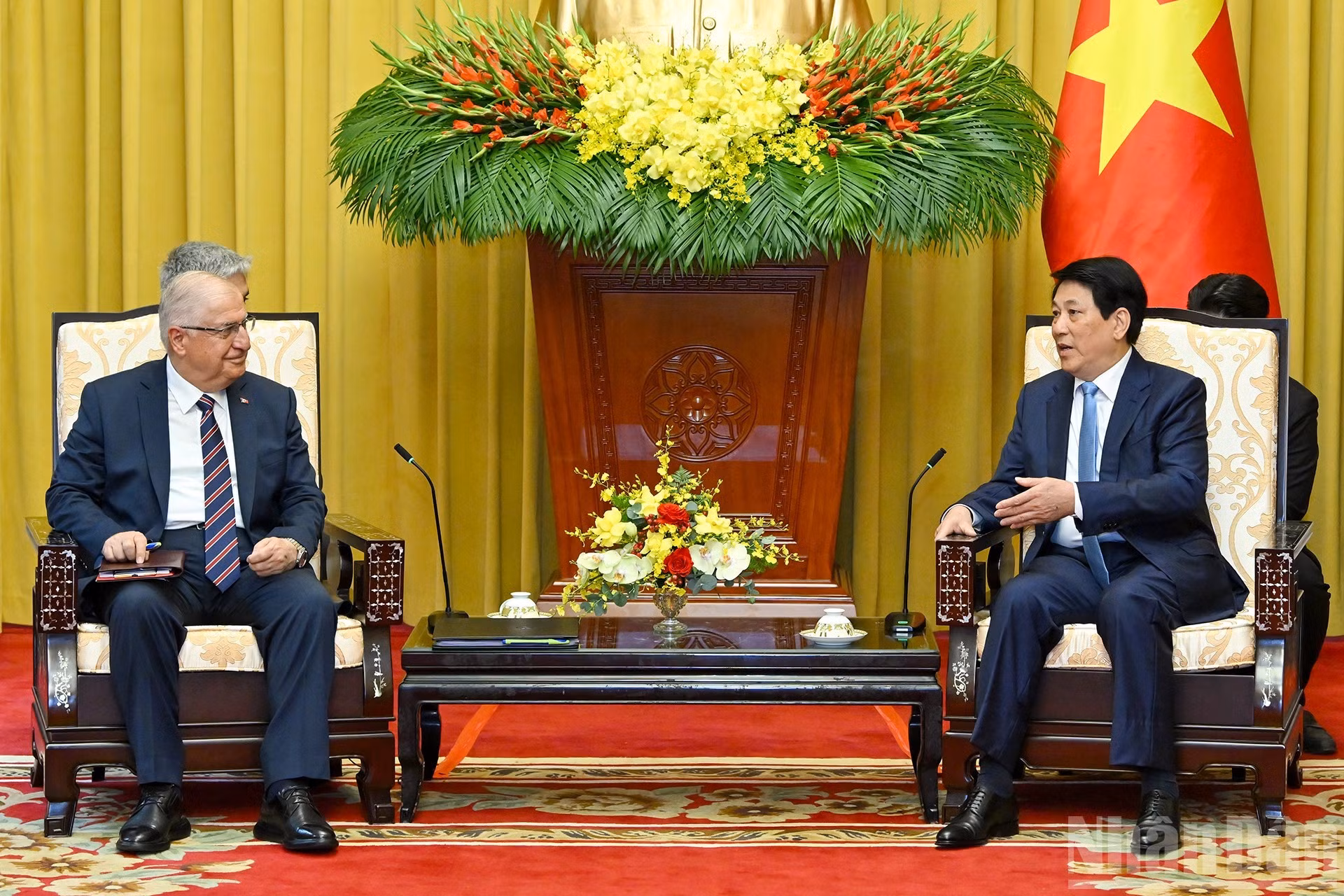 越南国家主席梁强会见土耳其国防部部长亚萨尔·居莱尔。