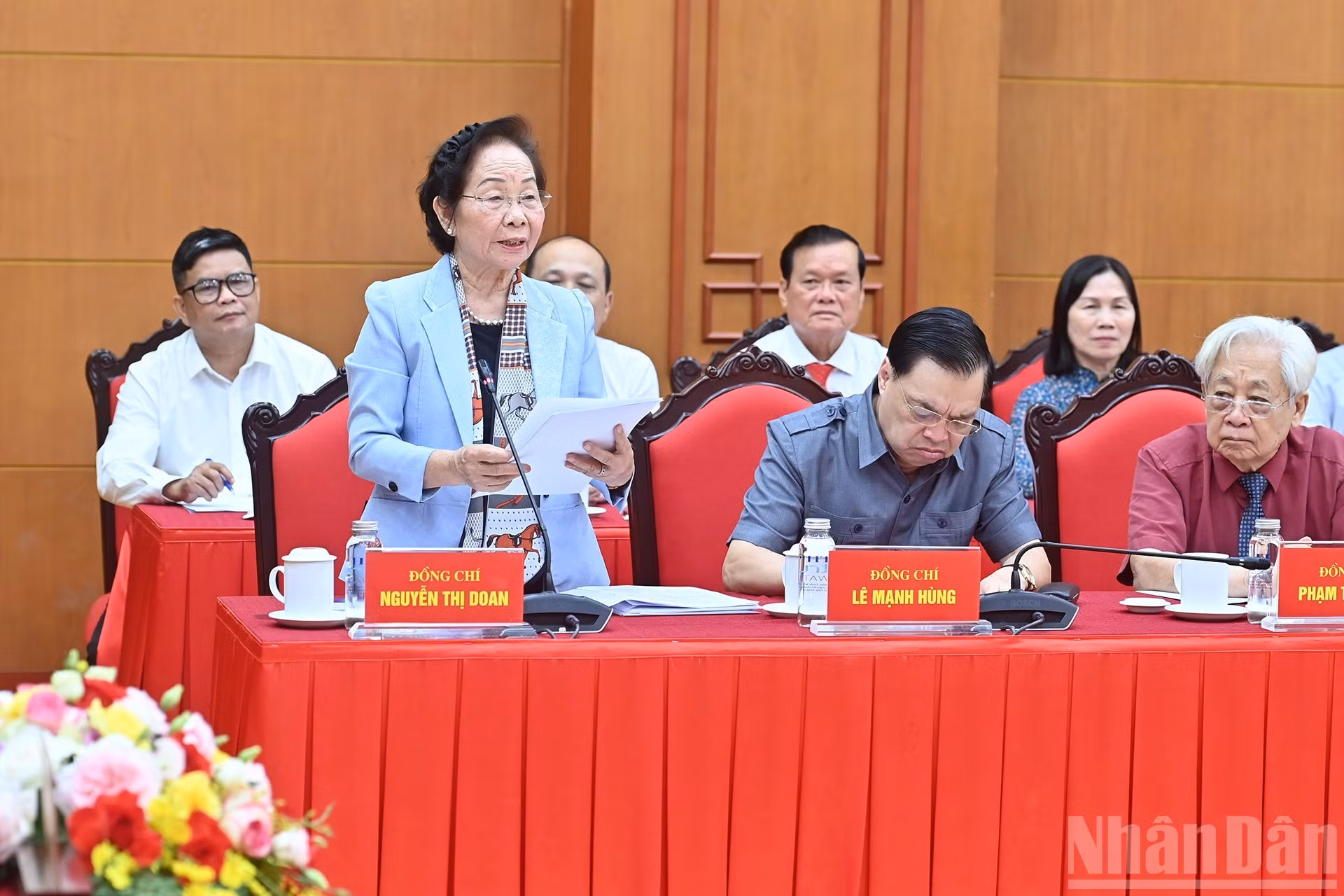 原越共中央委员、原越南国家副主席、越南助学协会中央常务委员会主席阮氏缘发表讲话。