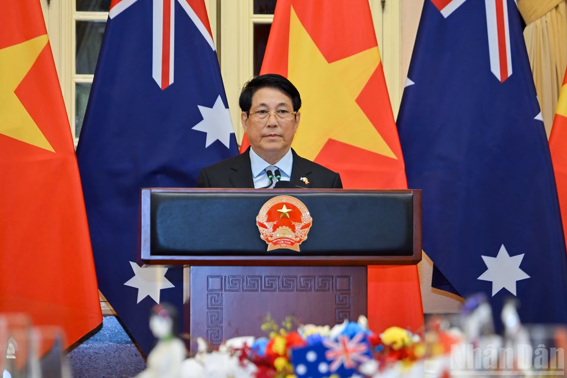 国家主席梁强发表讲话。