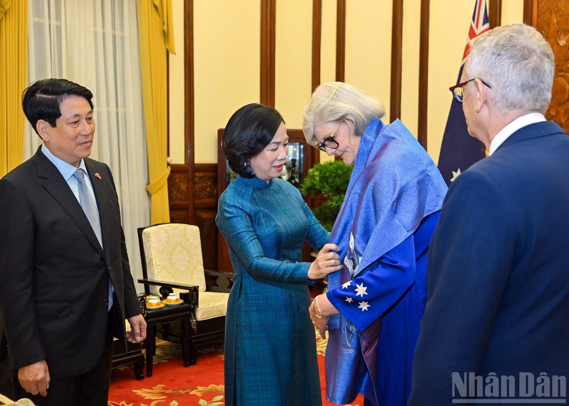 国家主席梁强夫人阮氏明月向澳大利亚总督萨曼莎·莫斯廷赠送礼物。