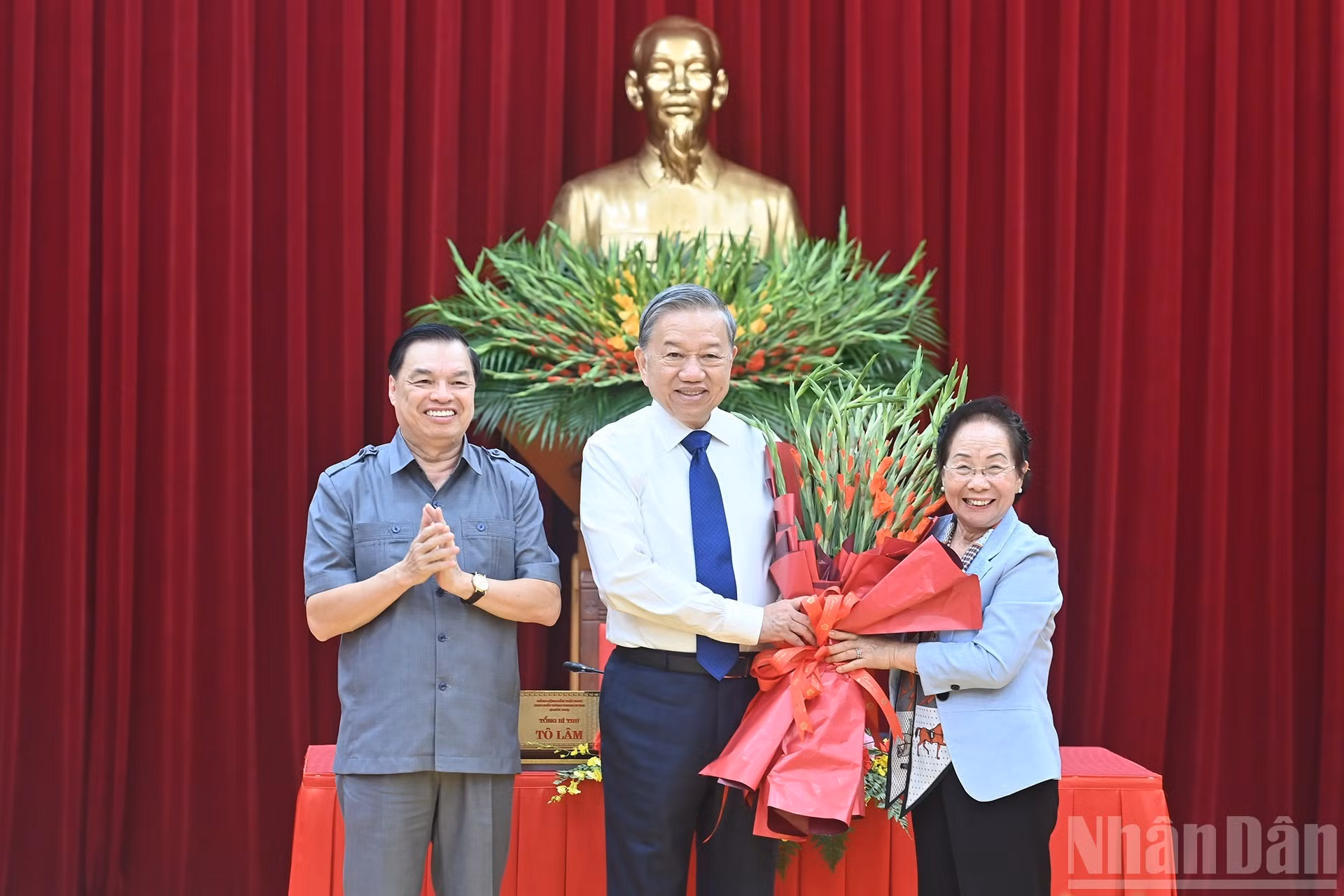 苏林总书记和越南助学协会中央常务委员会主席阮氏缘。