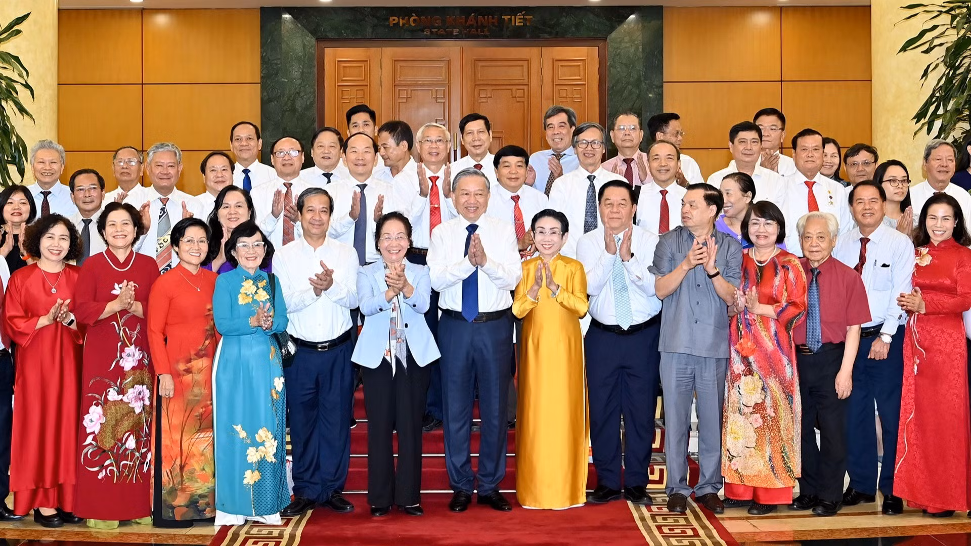 苏林总书记和越南助学协会中央常务委员会成员。