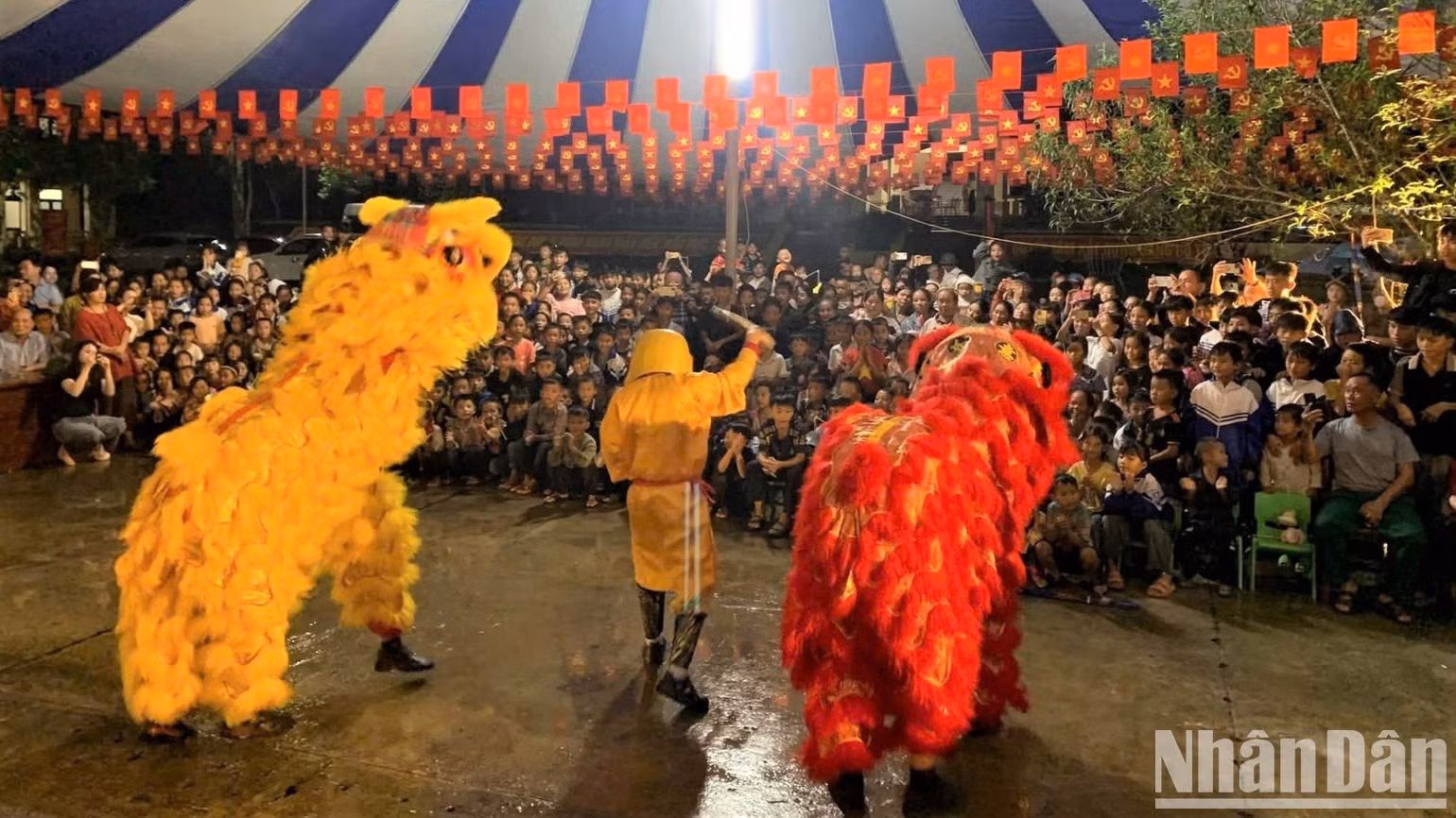 儿童们欣赏文艺节目。