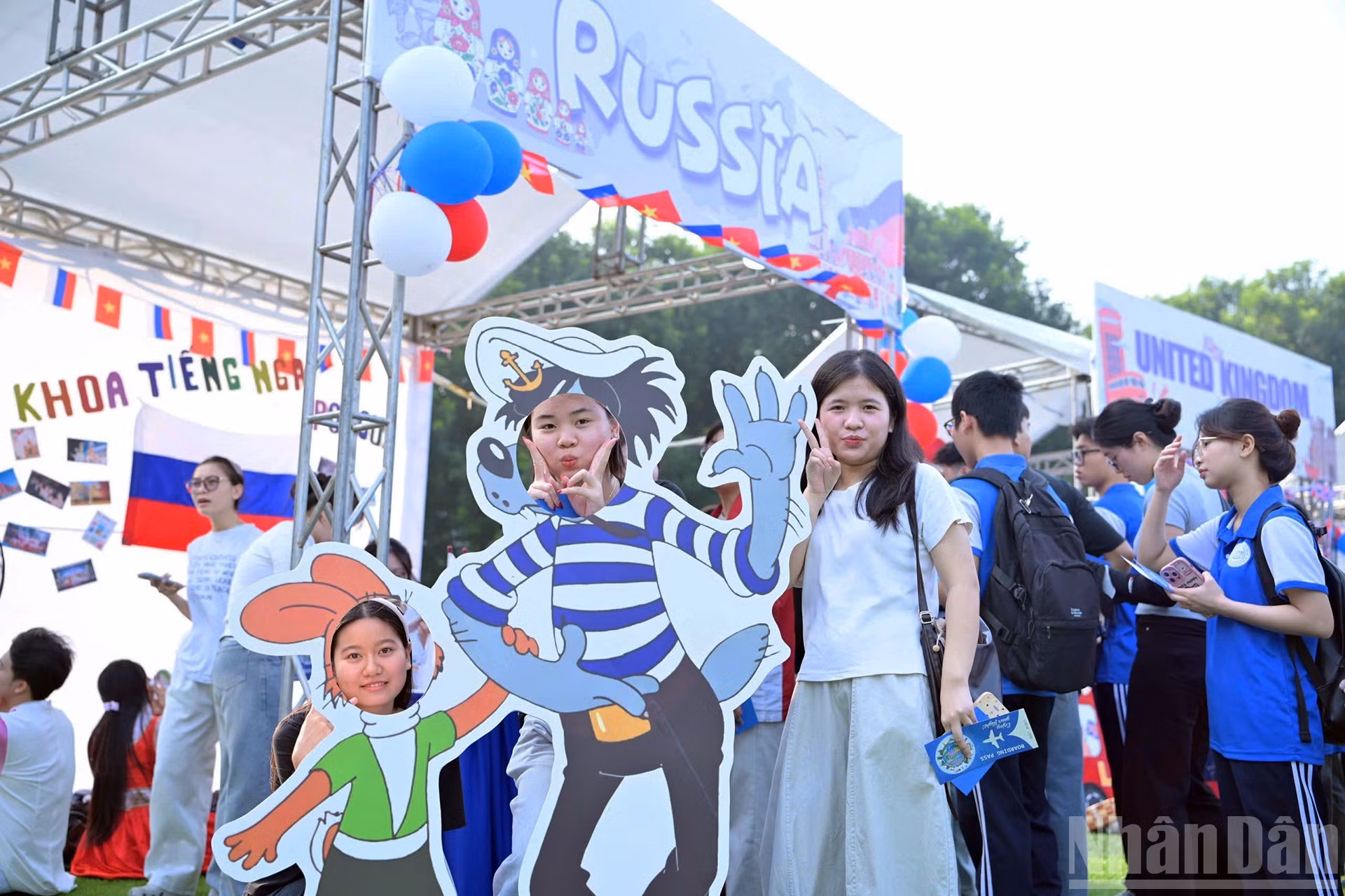 第四届国际青年节的一大亮点是微缩世界探索之旅，让参与者深入了解不同国家独特的文化特色，并与各国友人进行交流互动。