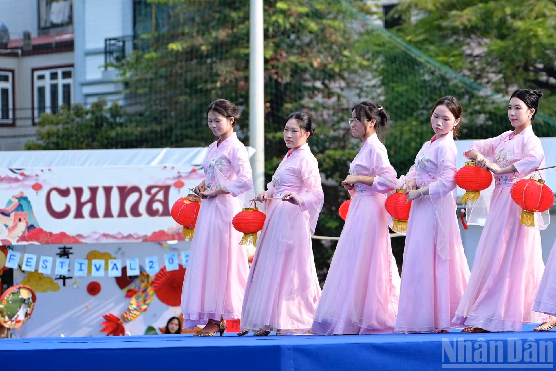 第四届国际青年节的另一大亮点是“连接任务”活动，该活动旨在促进越南学生与国际学生之间的交流与互动。