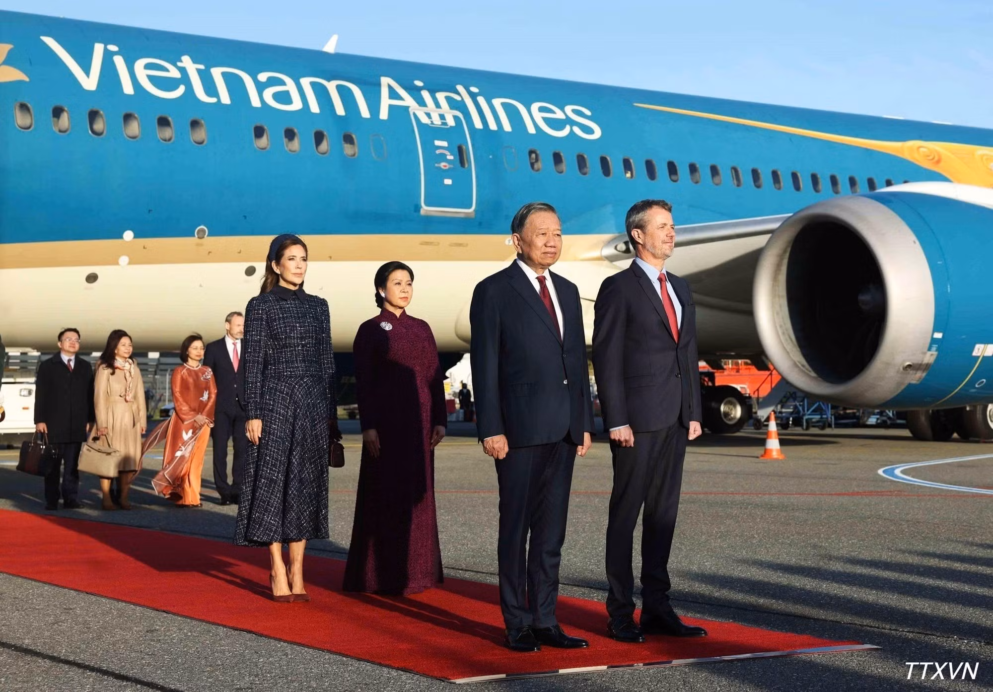 丹麦国王弗雷德里克十世和王后玛丽在哥本哈根国际机场隆重举行仪式，欢迎越共中央总书记、国家主席苏林和夫人。