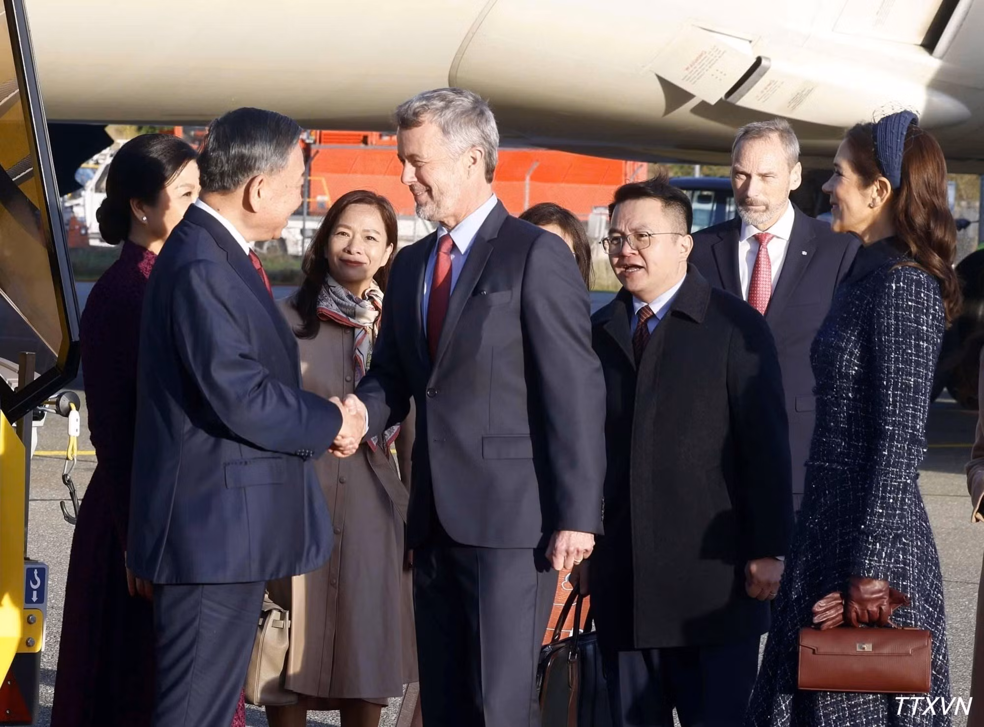 丹麦国王弗雷德里克十世和王后玛丽前往机场欢迎越共中央总书记、国家主席苏林和夫人到访。