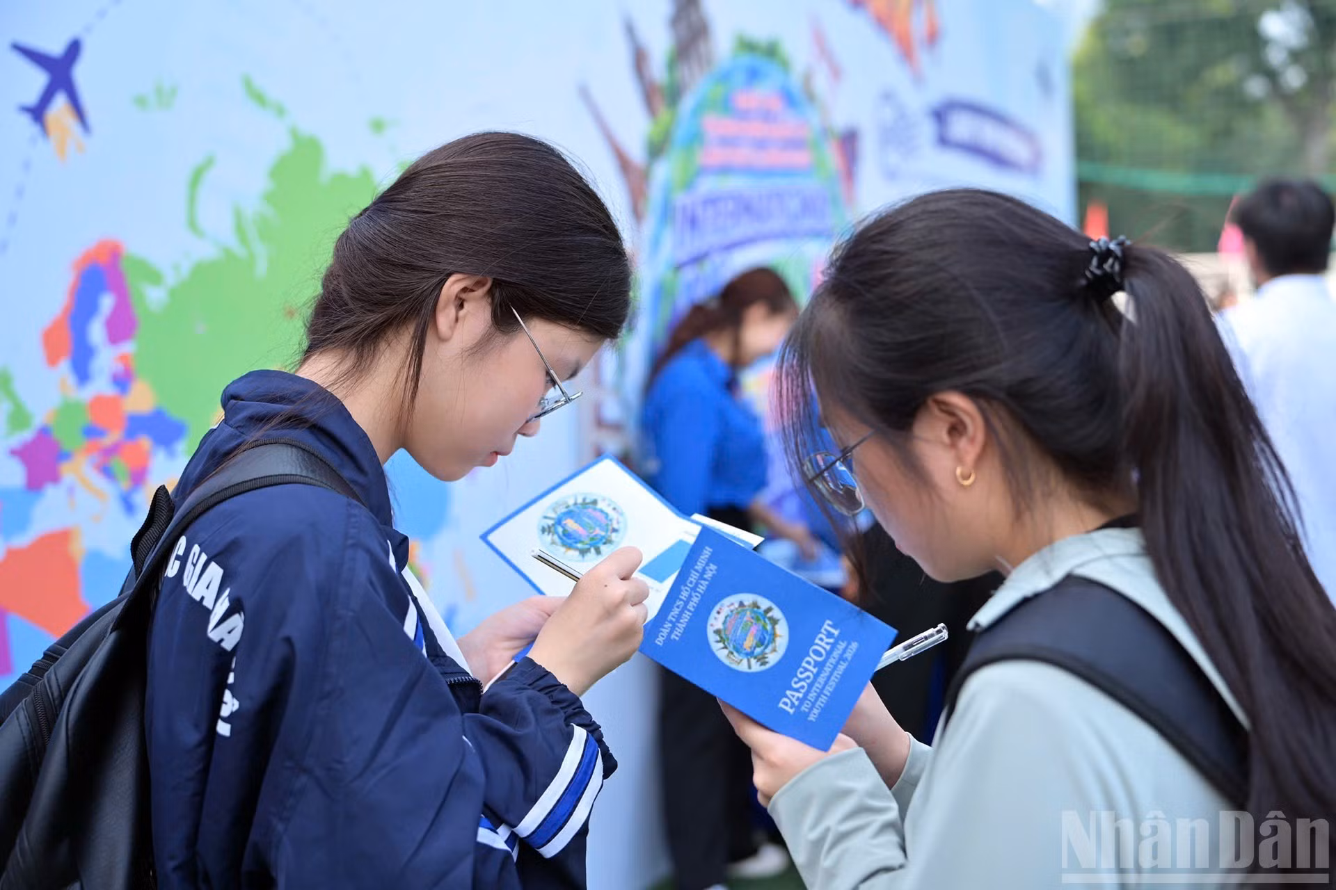 这一体验之旅还融入了贴纸收集活动，参与者通过逐步收集贴纸，完成“全球公民护照”。