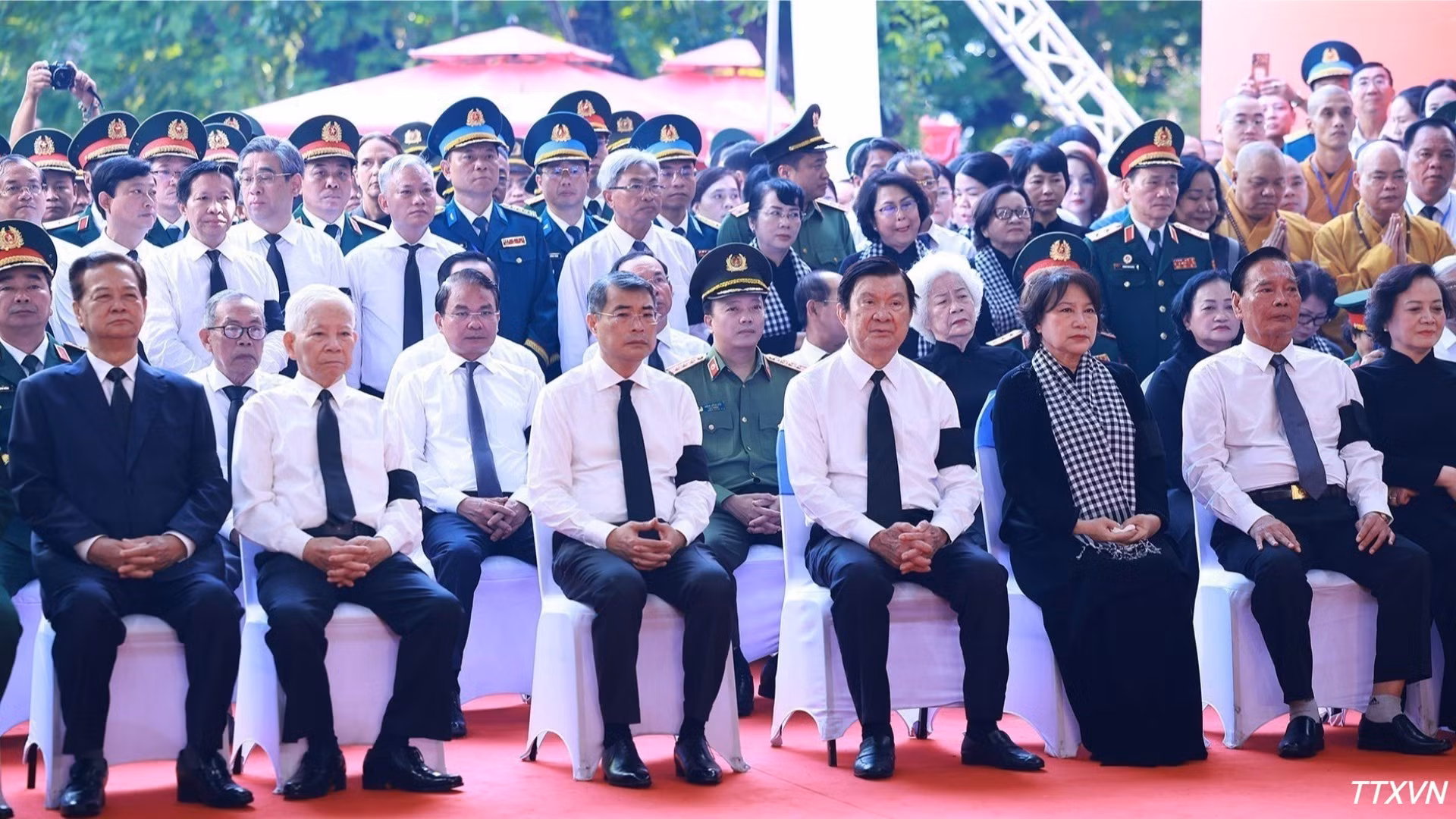 政府总理黎明兴和各位代表在胡志明市黎氏莲文化公园出席烈士遗骸祭悼仪式。