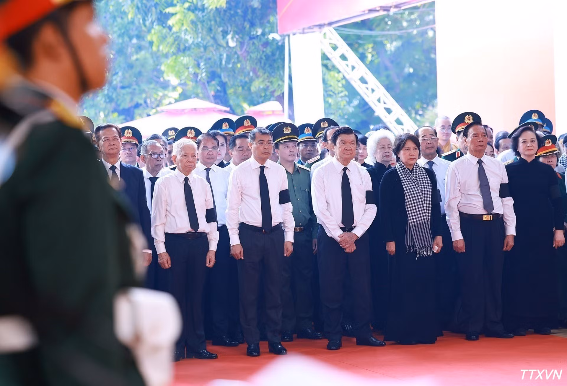 政府总理黎明兴和各位代表在胡志明市黎氏莲文化公园出席烈士遗骸祭悼仪式。