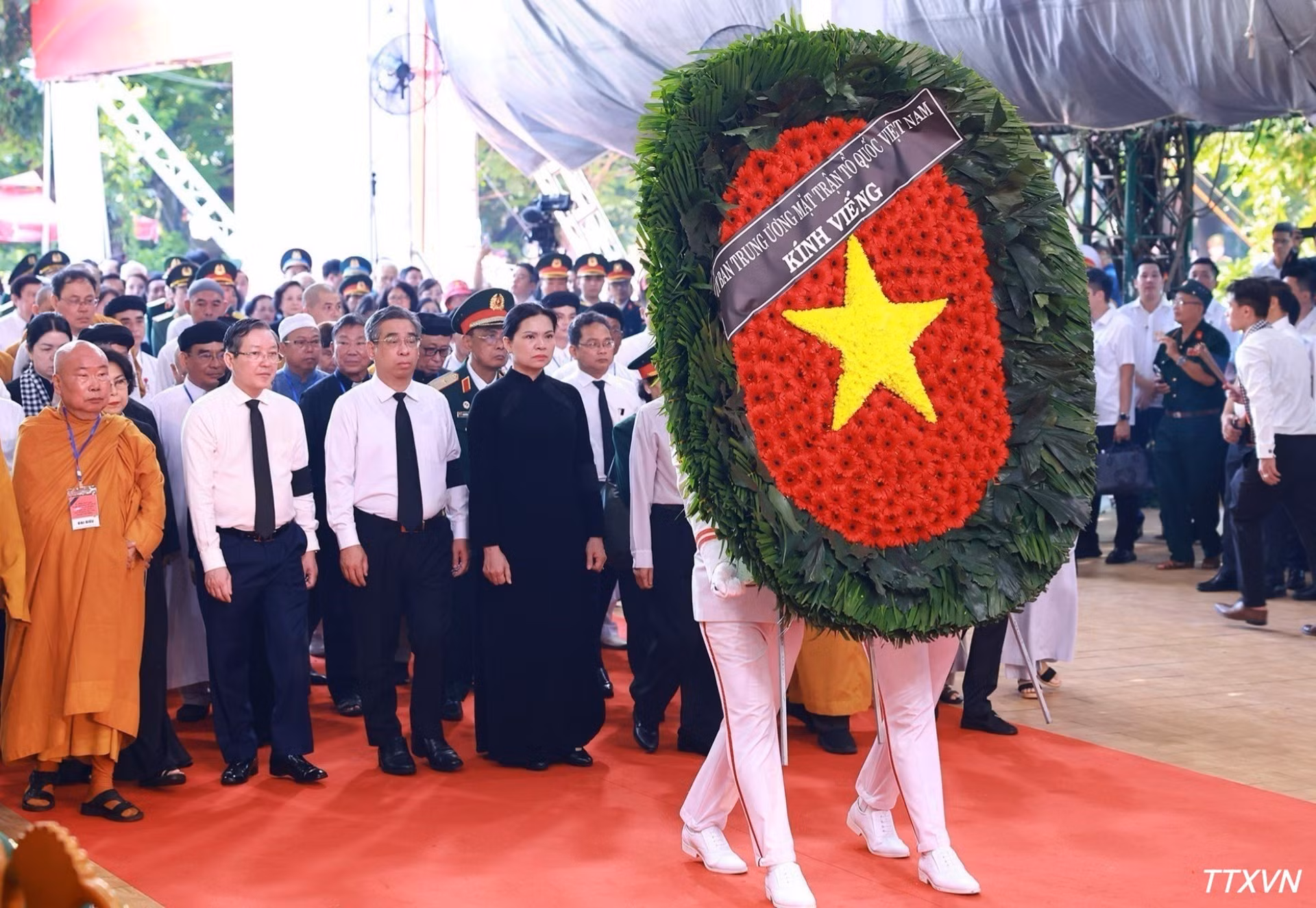 越南祖国阵线中央委员会代表团向各位英雄烈士致以敬意。