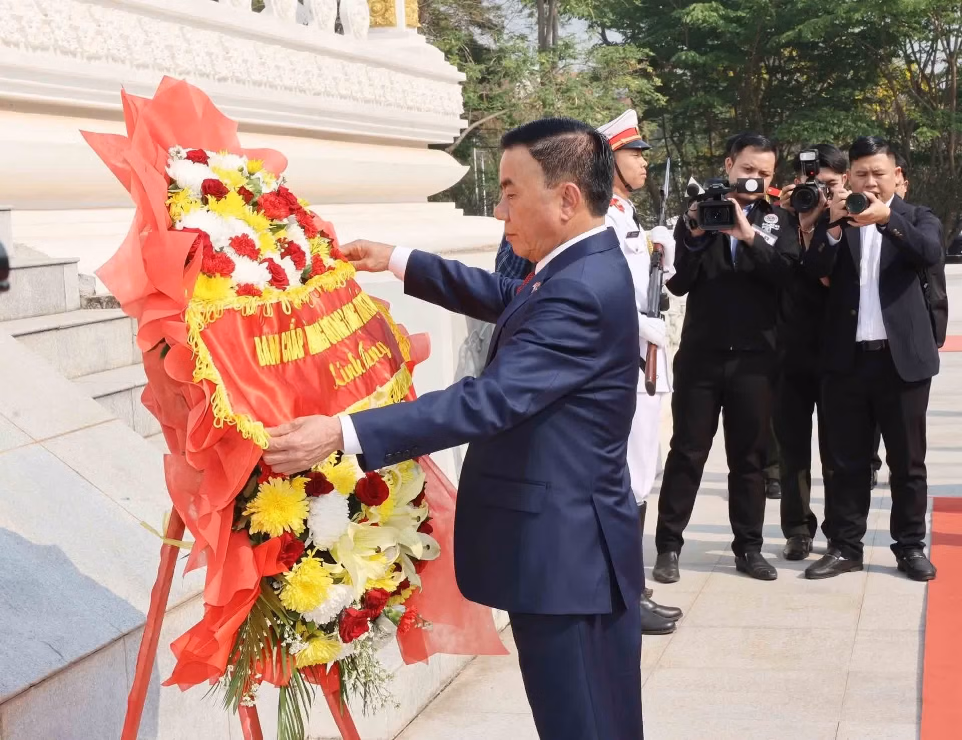 越共中央书记处常务书记陈锦秀在万象无名烈士纪念碑敬献花圈。