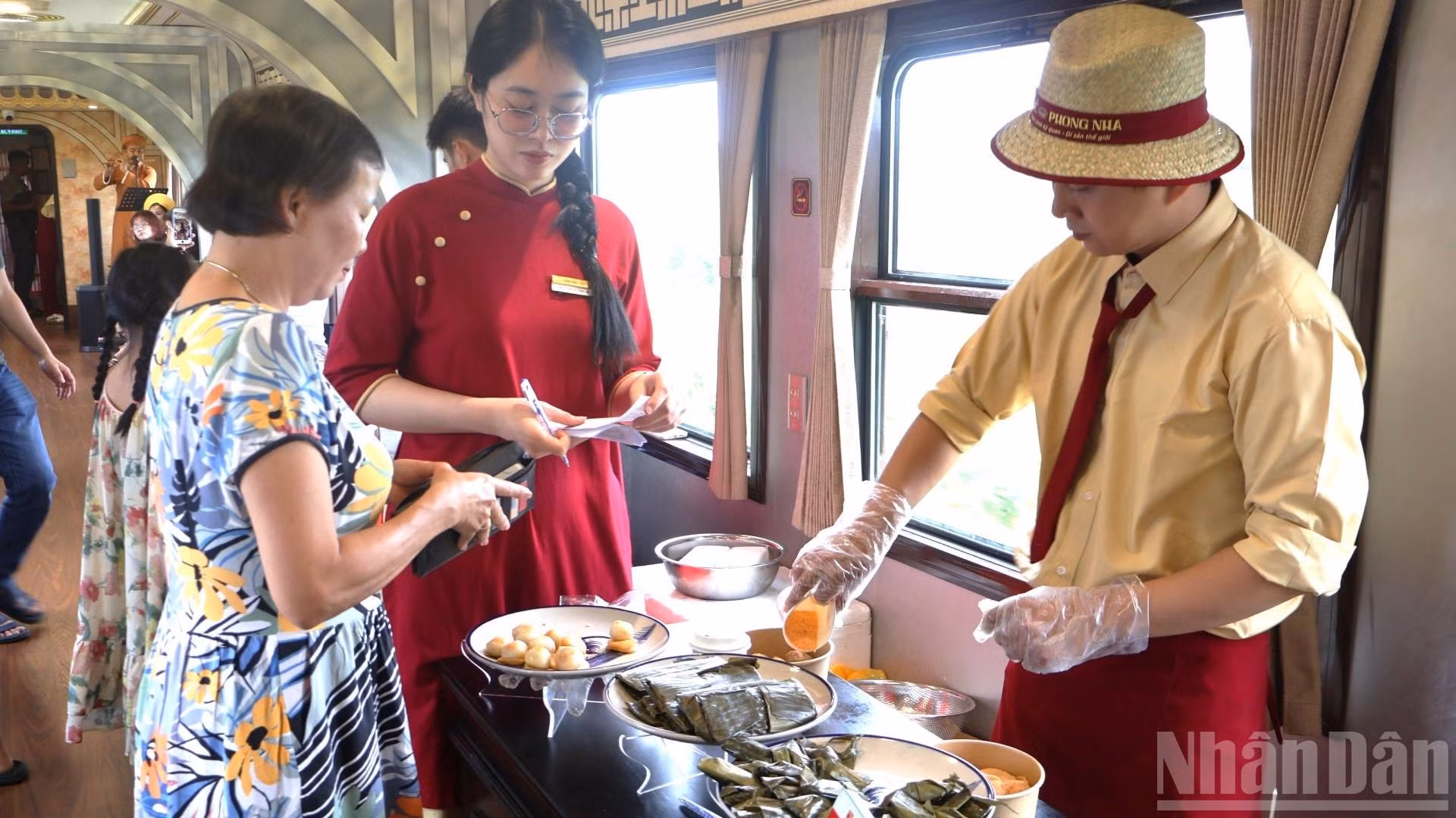 乘客在旅游列车上品尝顺化特色菜肴。