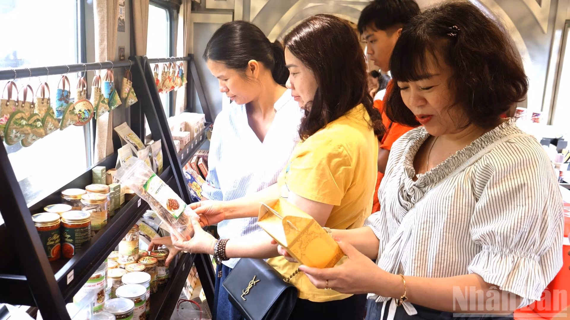 OCOP产品展示和销售区。