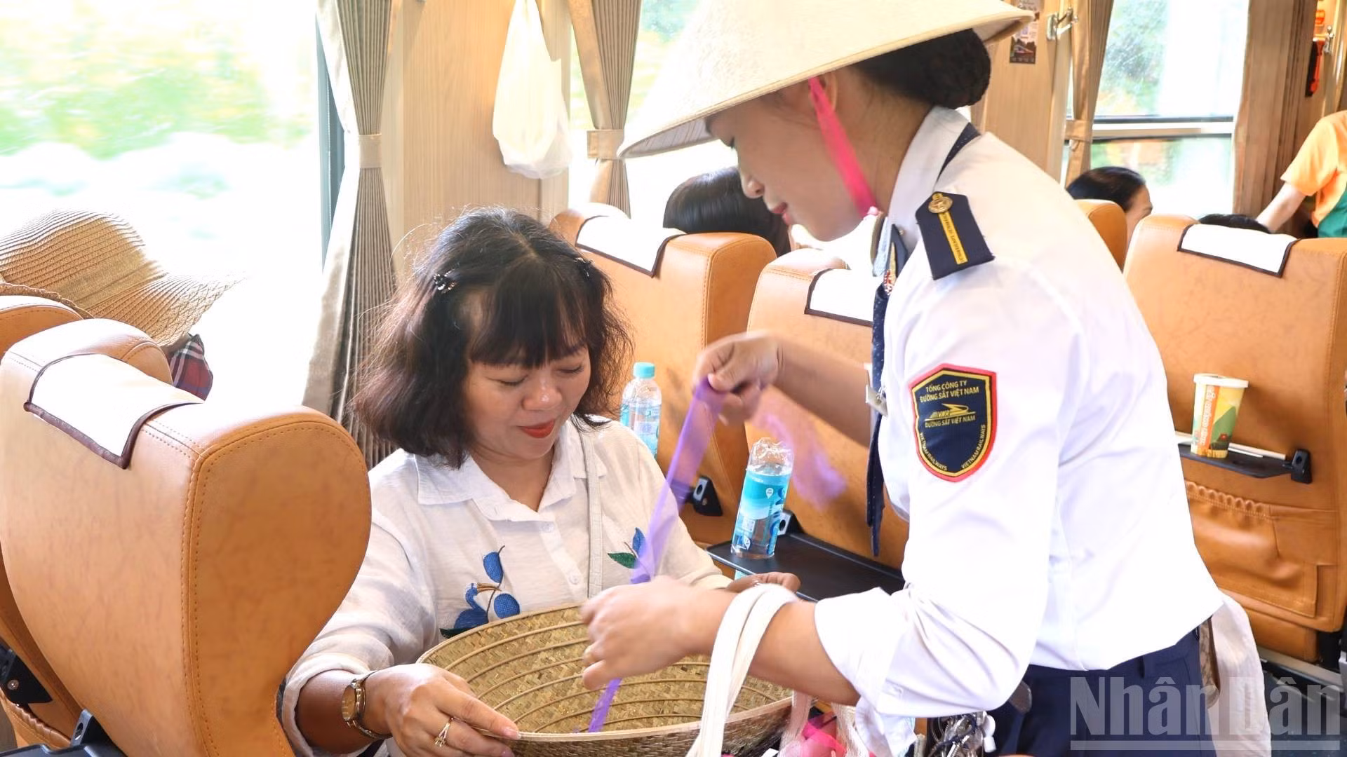 乘客购买越南尖顶帽作为纪念品。