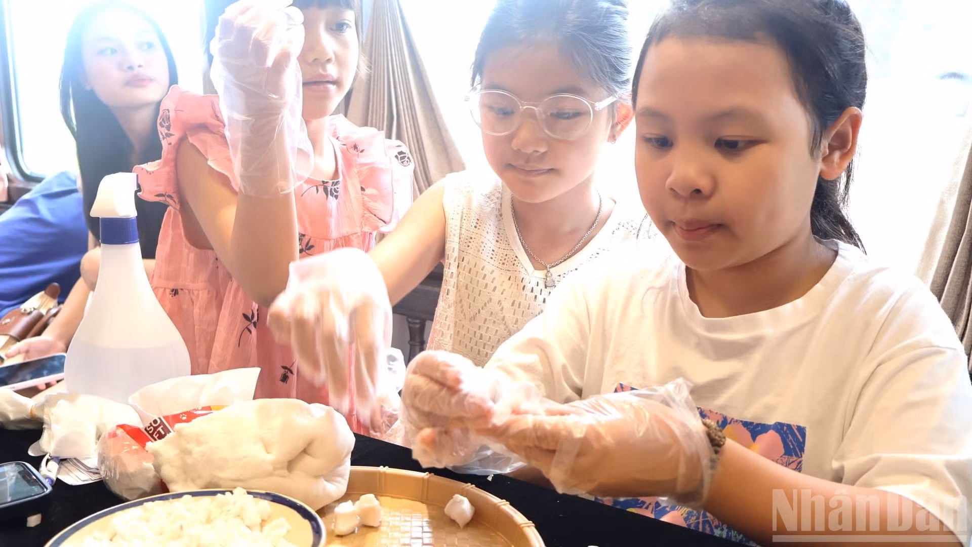 公共交流车厢还有制作各种蛋糕和揉面团体验活动，吸引众多孩子们参加。