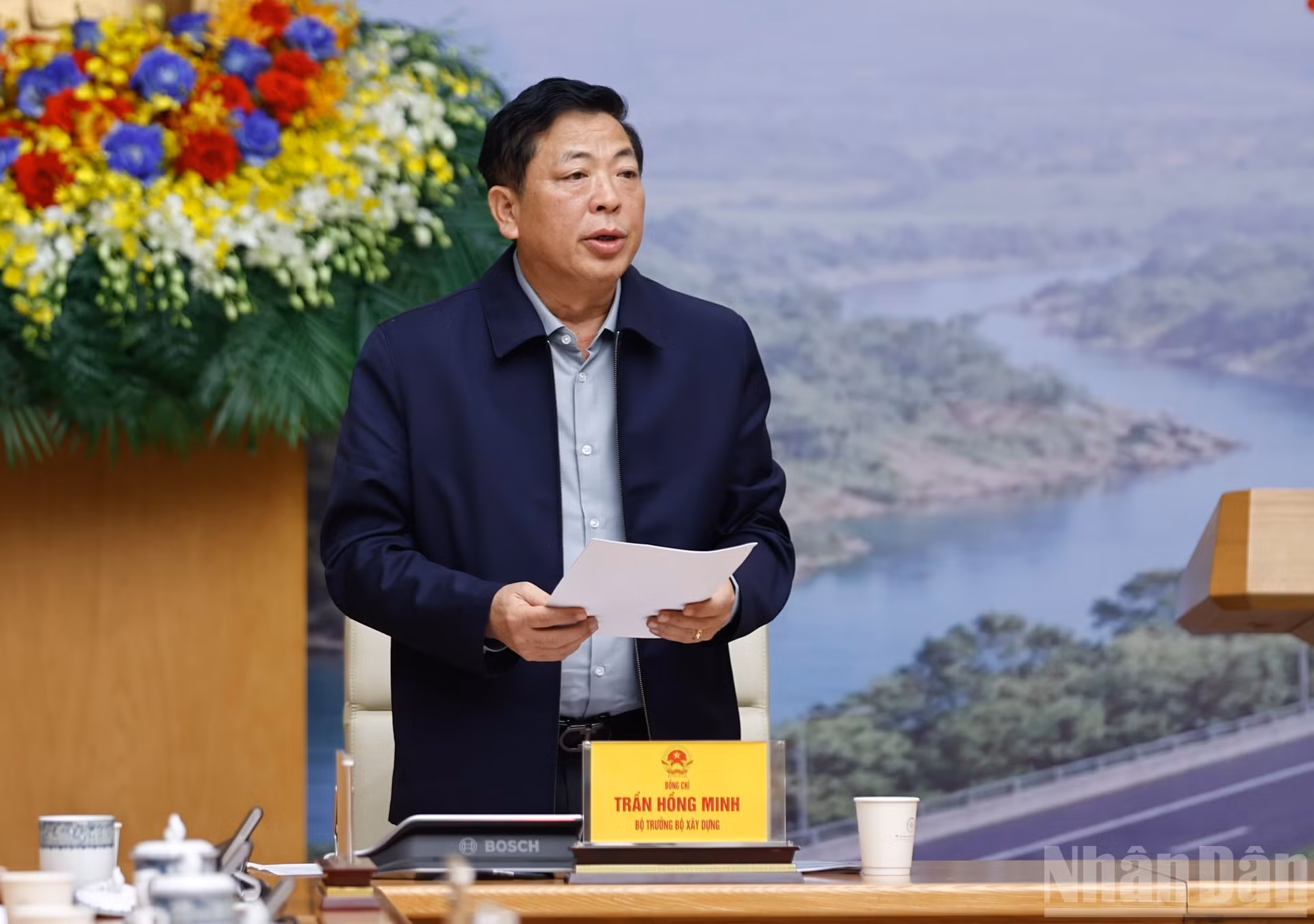 越南建设部部长陈鸿明发表讲话。